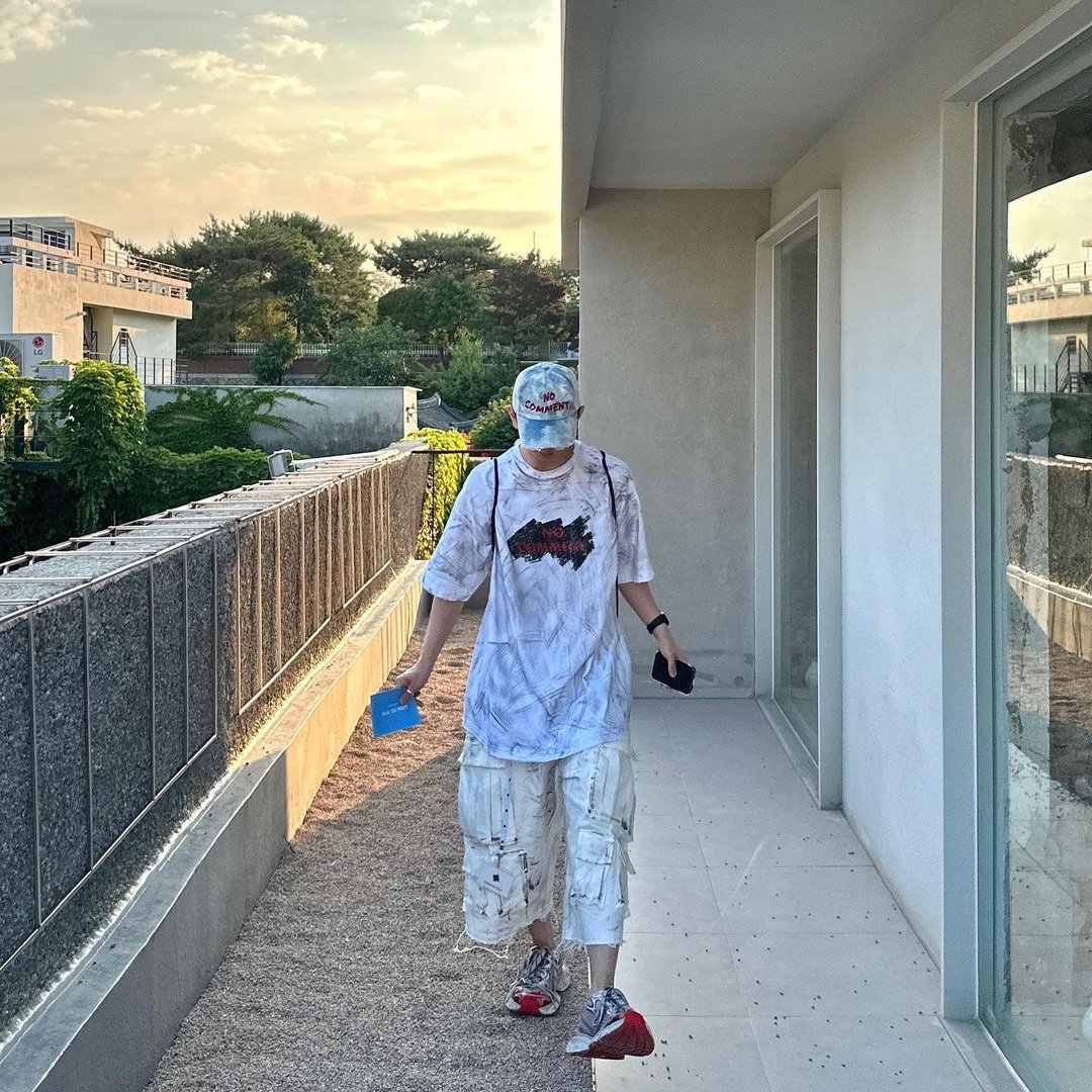 Nos Couleurs No Comment Cap Denim, Nos Couleurs No Comment T-Shirt White 착용 스타일 - 1