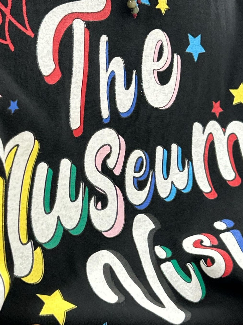 The Museum Visitor Party Glitter Logo T-Shirts White, The Museum Visitor Heart Gem Denim Cross Bag 착용 스타일 - 3
