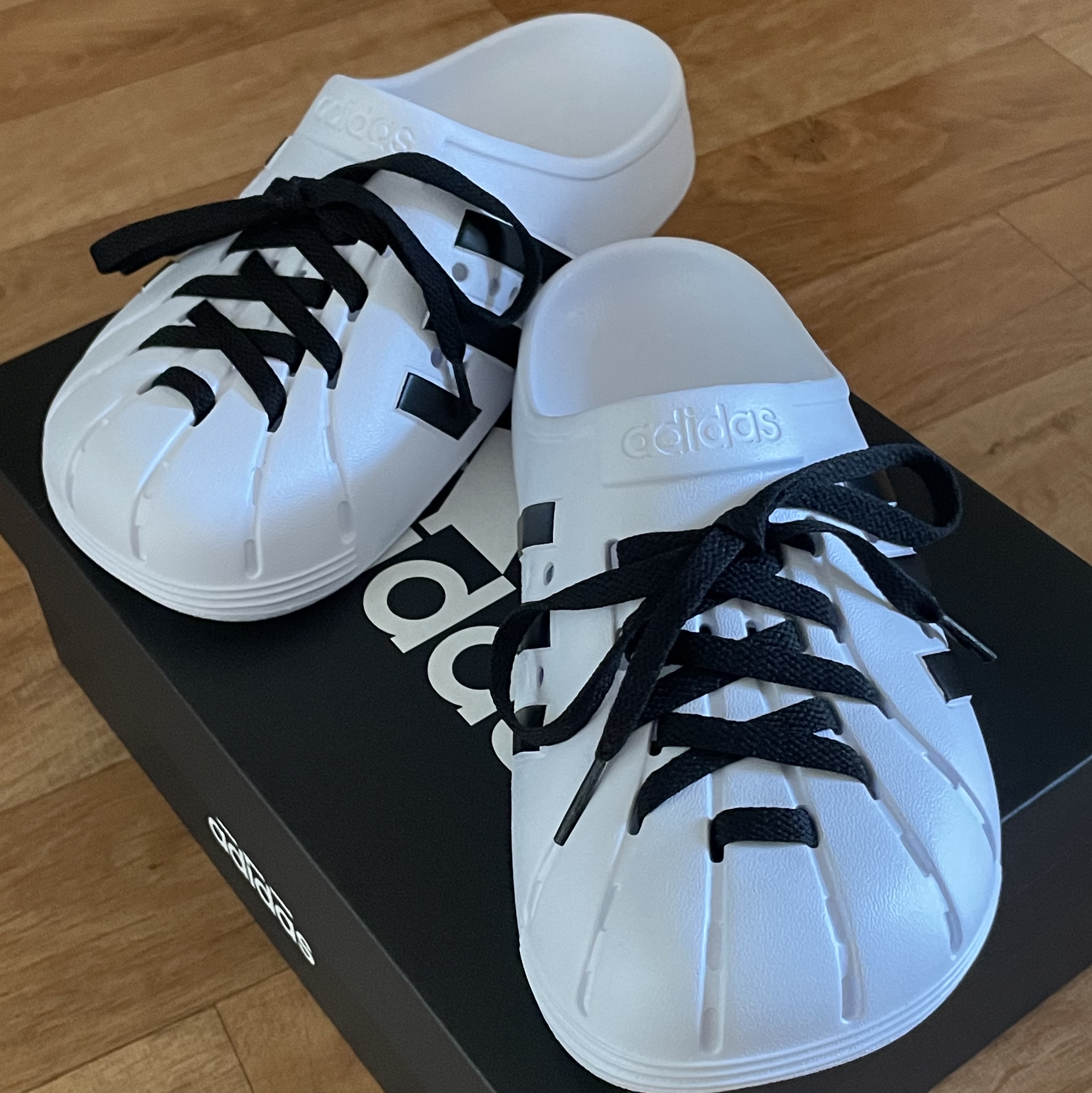 Adidas Adilette Clog White Black, Adidas Adilette Clog Black White 착용 스타일
