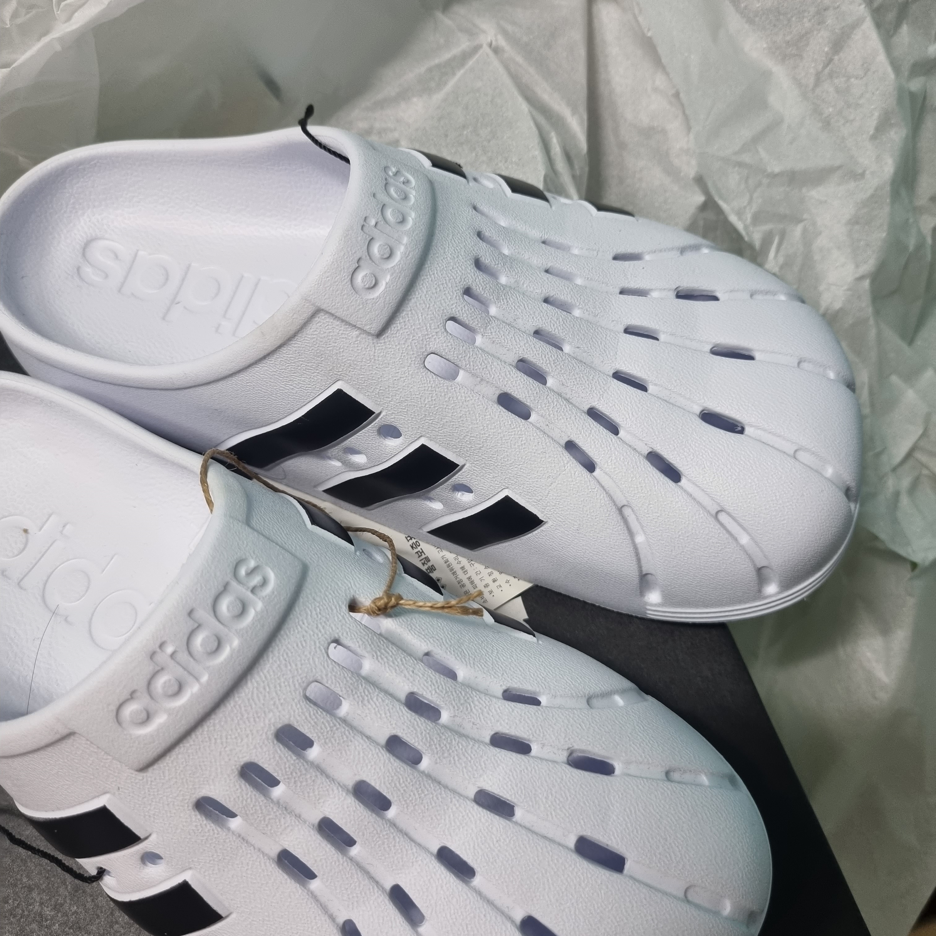 Adidas Adilette Clog White Black 착용 스타일 - 1