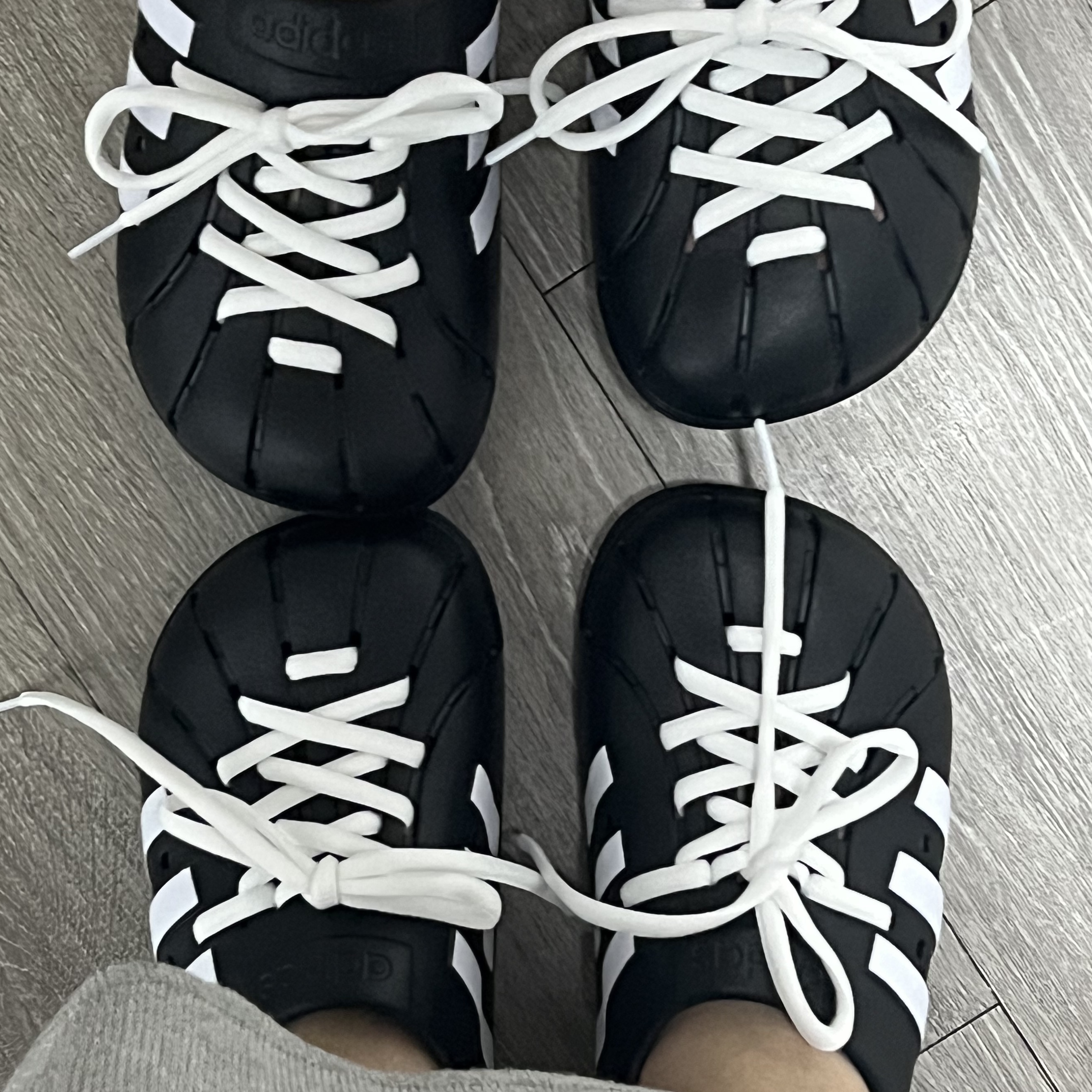 Adidas Adilette Clog Black White 착용 스타일