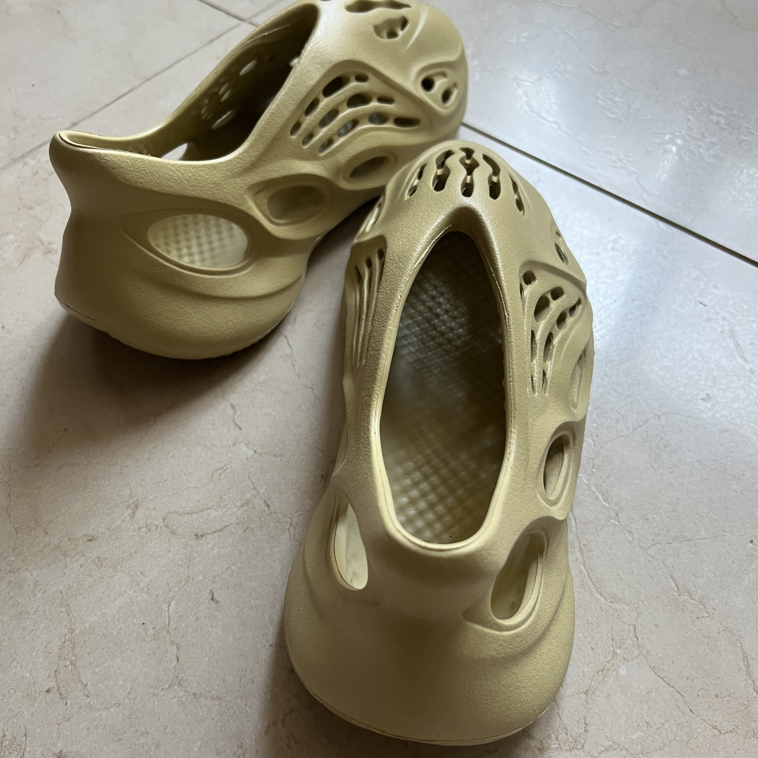 Adidas Yeezy Foam RNNR Sulfur 착용 스타일 - 2