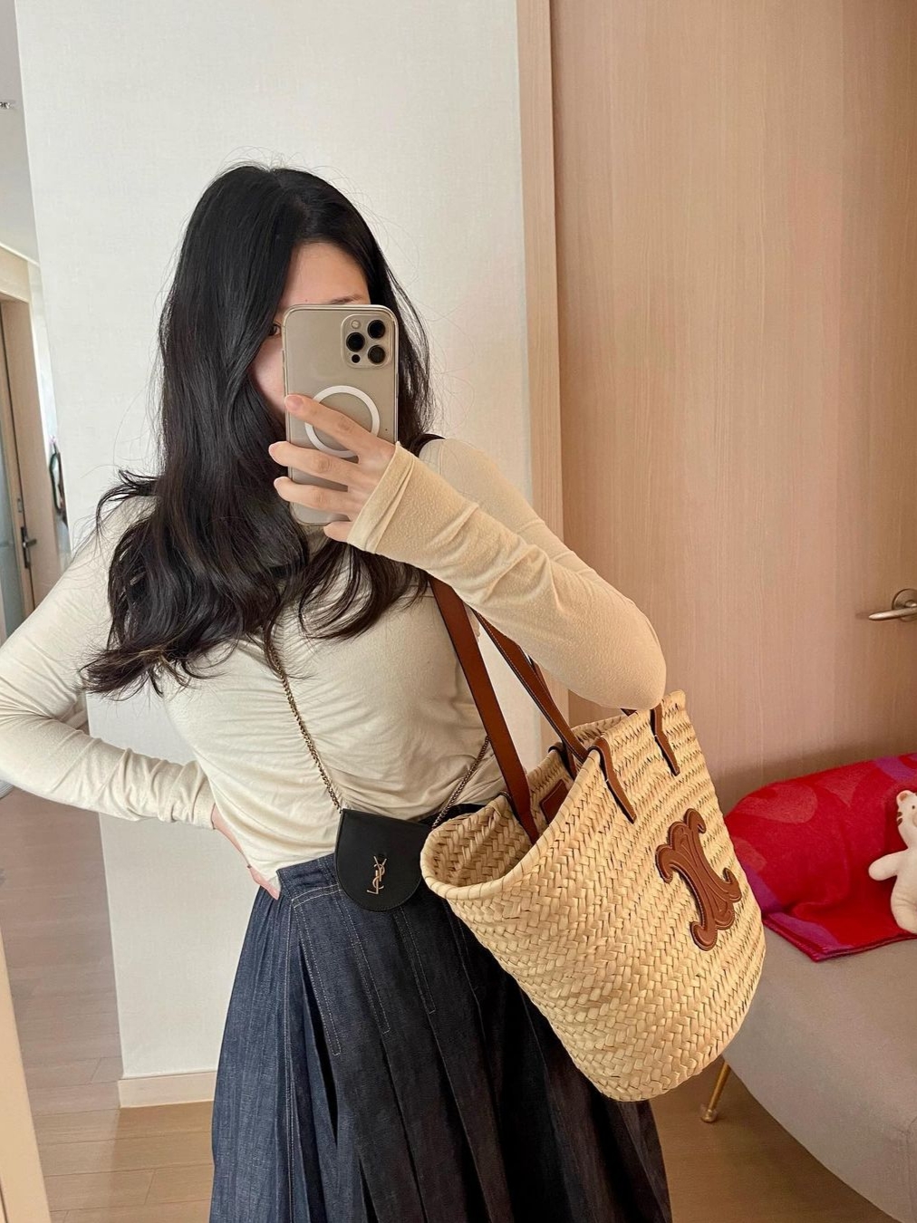 Celine Medium Classic Panier in Palm Leaves Calfskin Tan 착용 스타일