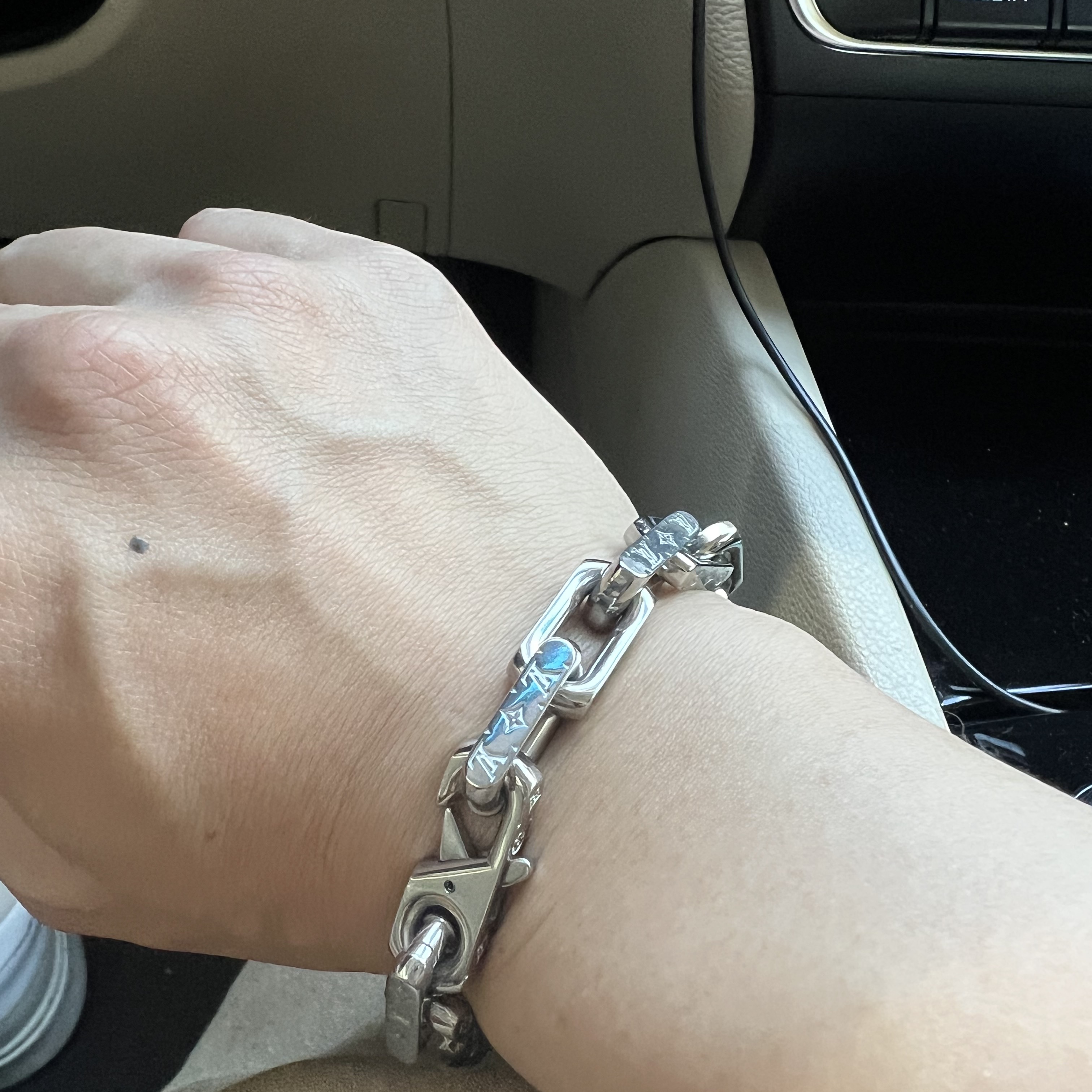 Louis Vuitton Monogram Chain Bracelet Silver 착용 스타일 - 4