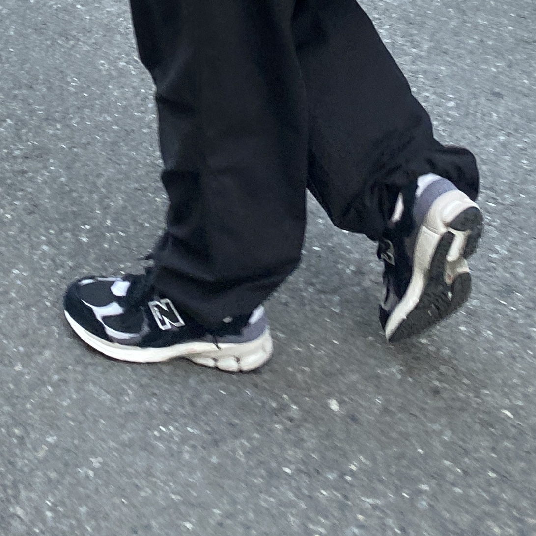 New Balance 2002R Protection Pack Black Grey 착용 스타일 - 3