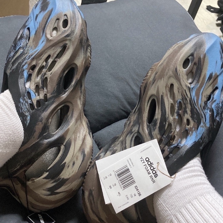 Adidas Yeezy Foam RNNR MX Cinder 착용 스타일