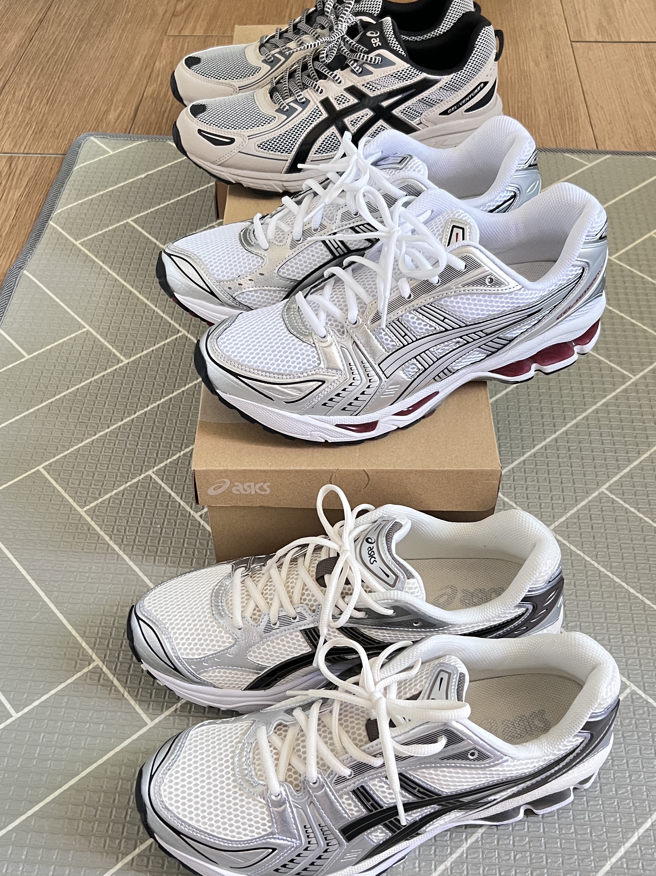 Asics Gel-Kayano 14 Cream Black, Asics Gel-Kayano 14 White Pure Silver Red 착용 스타일