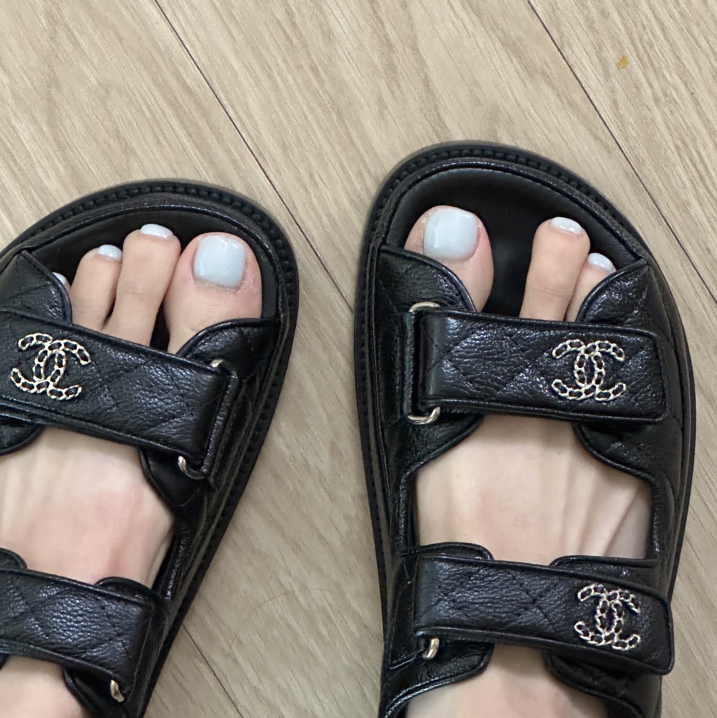 (W) Chanel Sandals Grained Calfskin & Black 착용 스타일