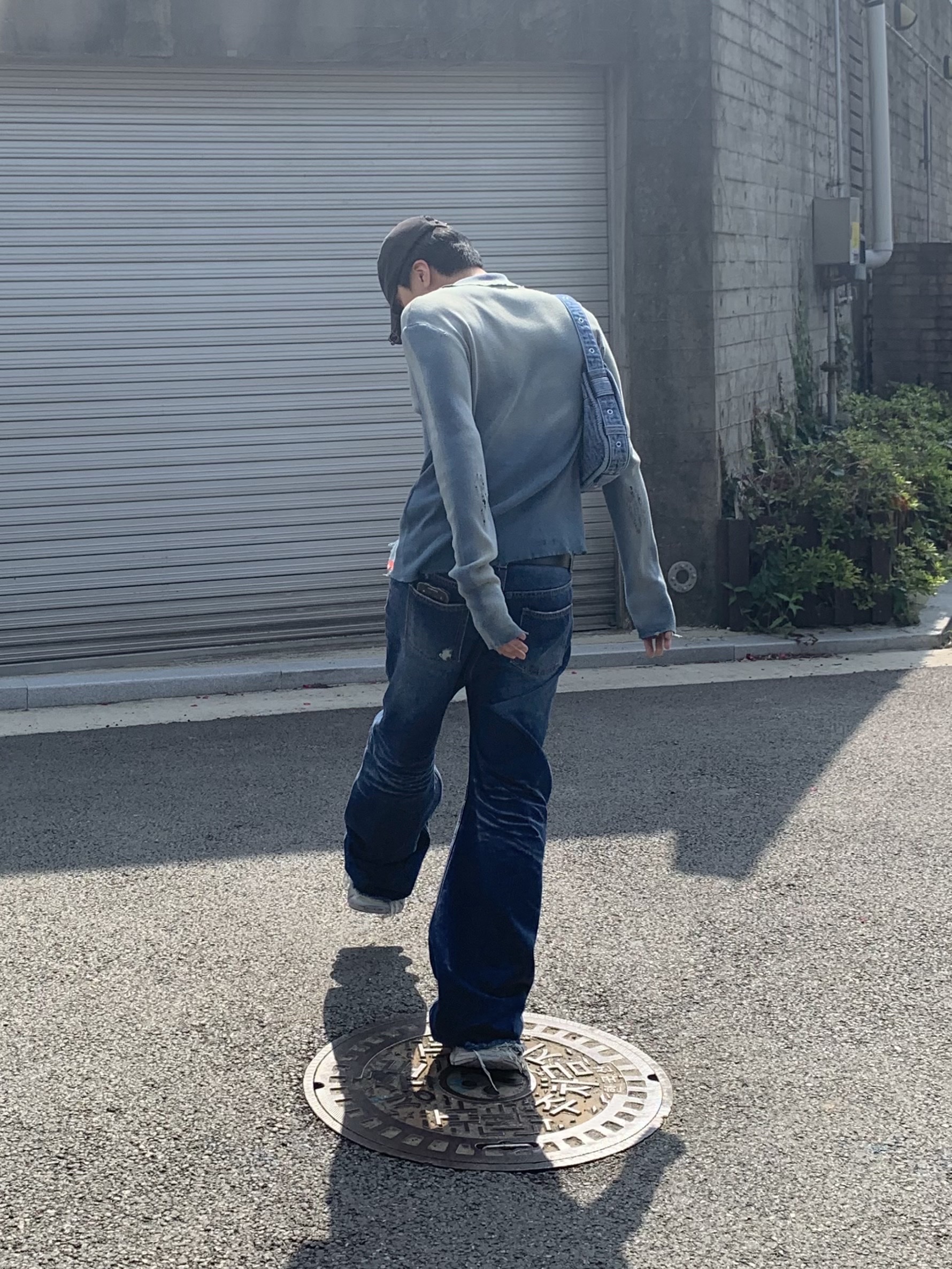 Balenciaga Heavy Piercing Cap Faded Black, Diesel Ile Hobo Bag in Monogram Denim Blue 착용 스타일 - 5