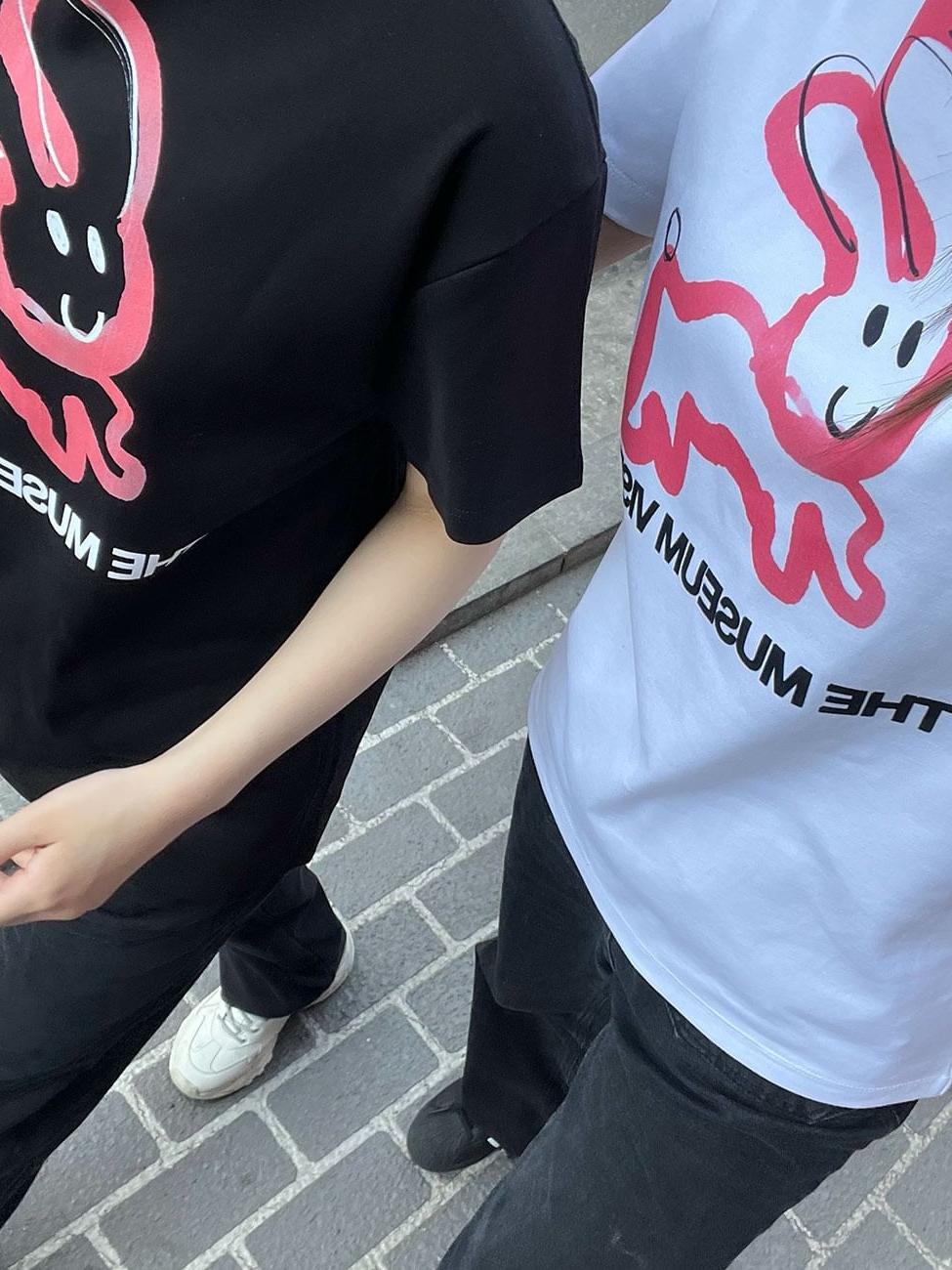 The Museum Visitor Rabbit Printed T-Shirt White - 23PS, The Museum Visitor Rabbit Printed T-Shirt Black - 23PS 착용 스타일 - 3