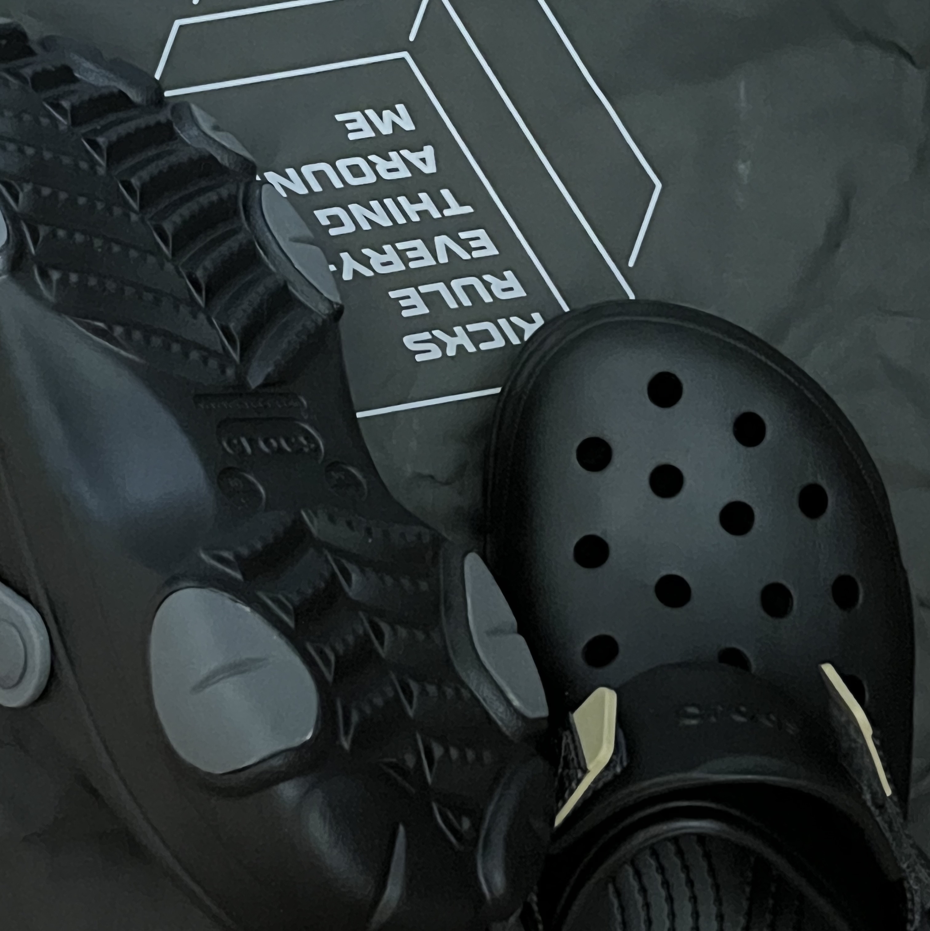 Crocs All Terrain Clog Black 착용 스타일 - 1