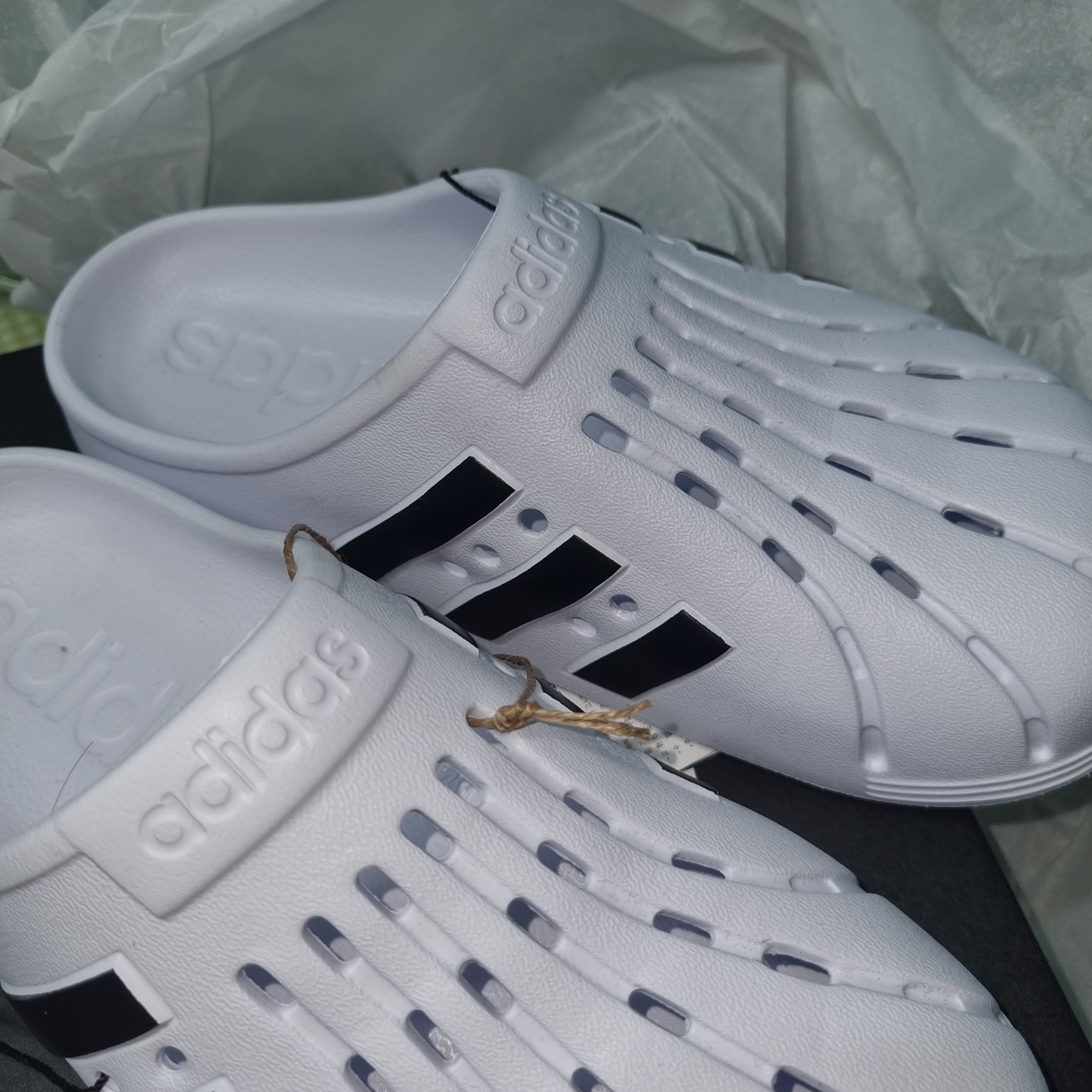 Adidas Adilette Clog White Black 착용 스타일 - 2
