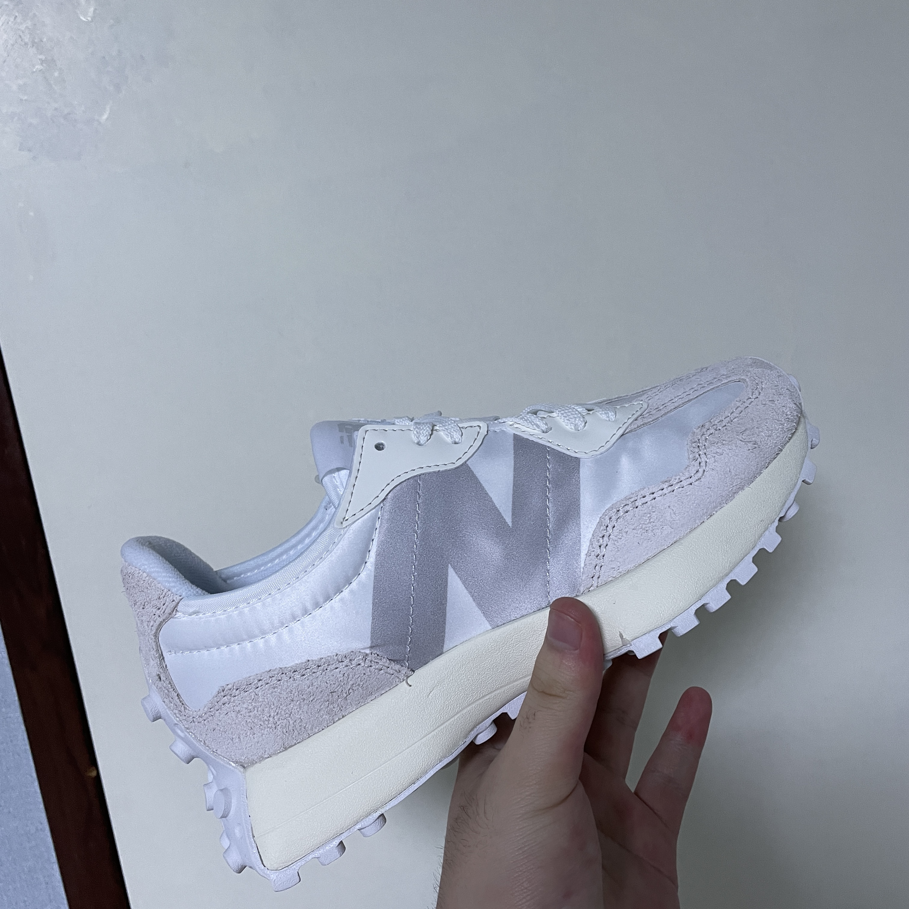 (W) New Balance 327 White Moonbeam 착용 스타일