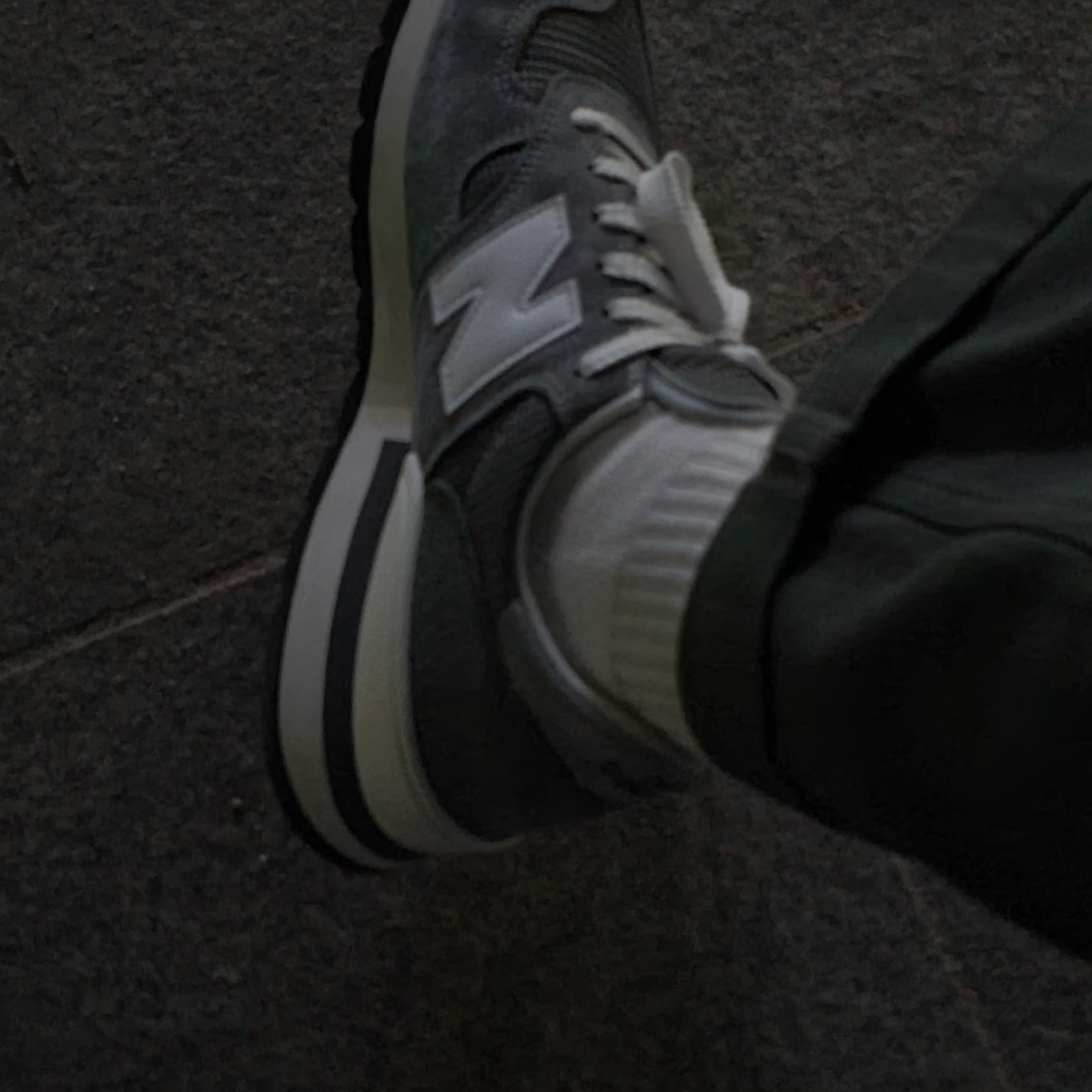New Balance 990v1 Made in USA Grey White 착용 스타일 - 1