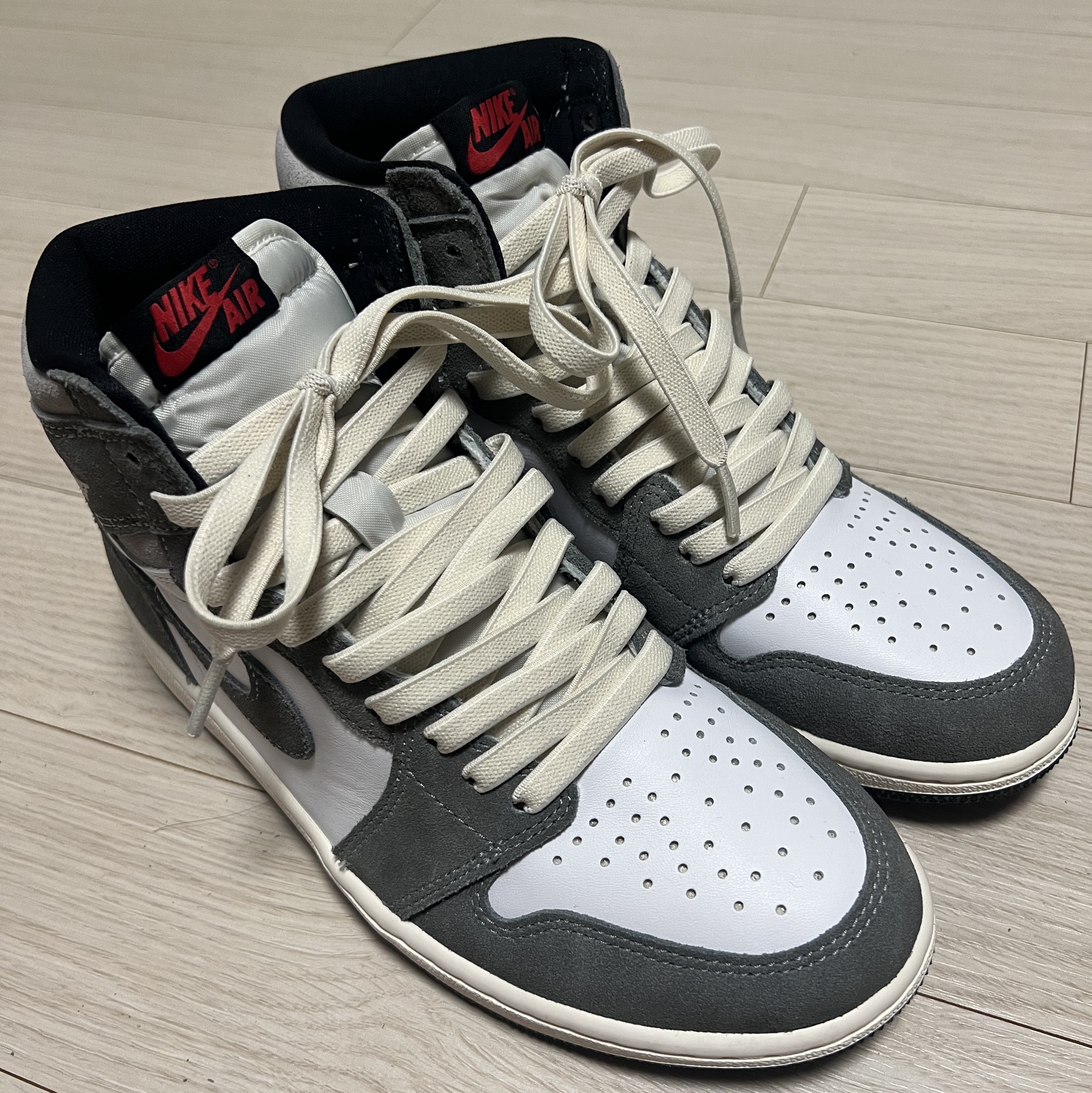 Jordan 1 Retro High OG Black and Smoke Grey 착용 스타일 - 1