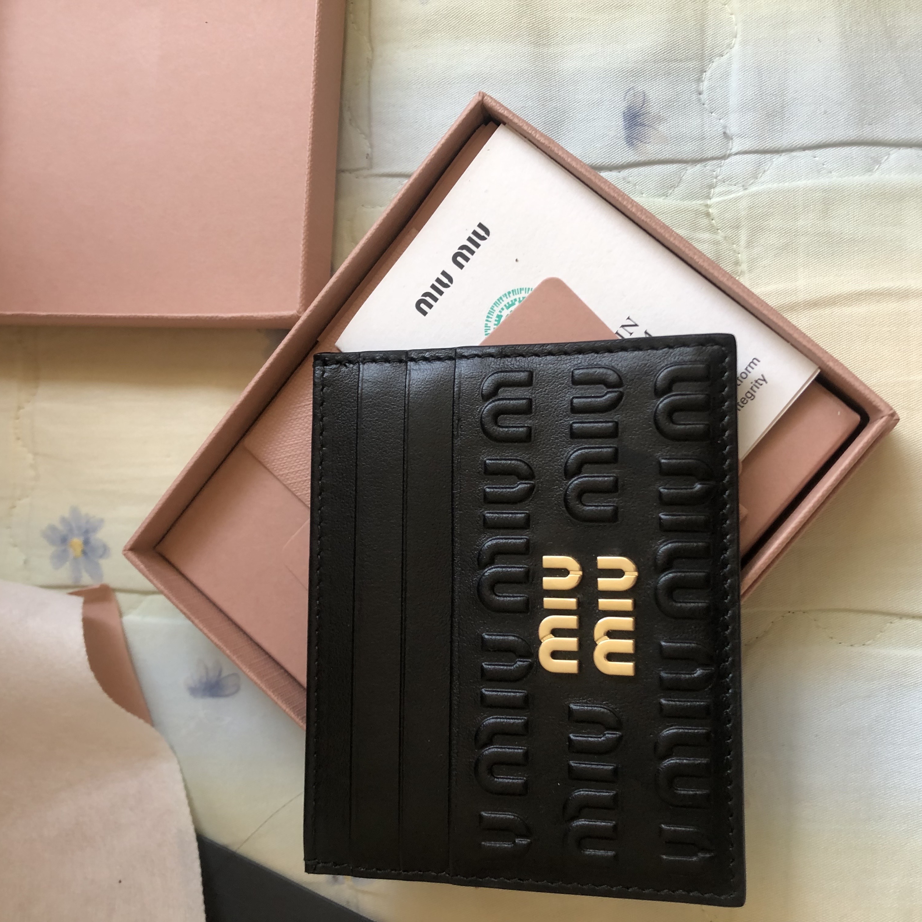 Miu Miu Embossed Logo Motif Leather Card Holder Black 착용 스타일 - 1