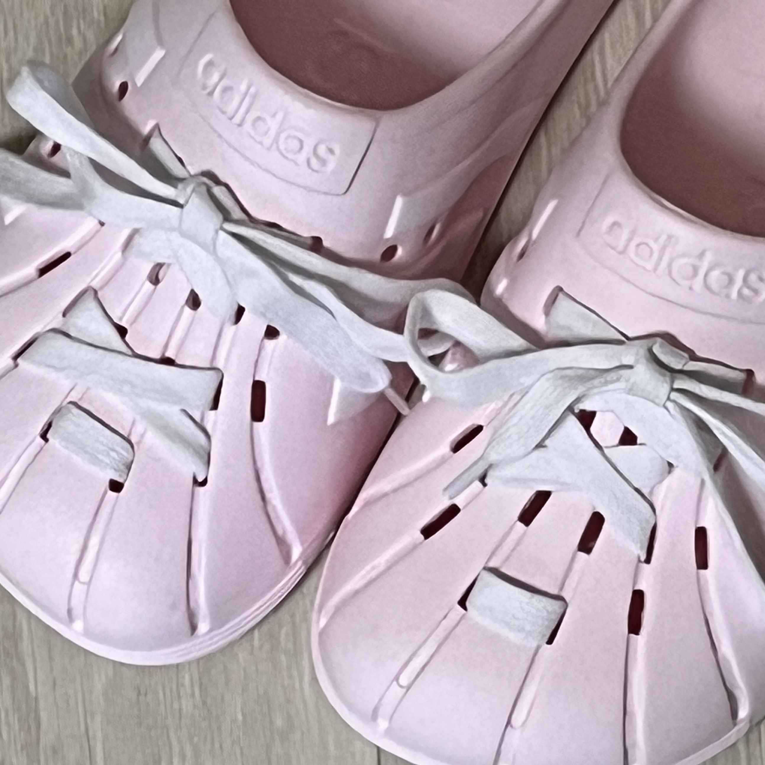 Adidas Adilette Clogs Almost Pink 착용 스타일