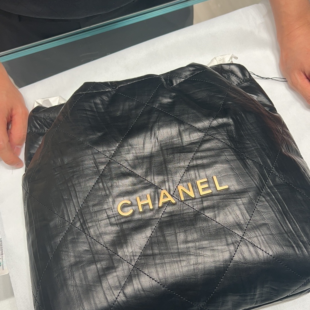 Chanel 22 Small Handbag Crumpled Calfskin & Gold Black 착용 스타일