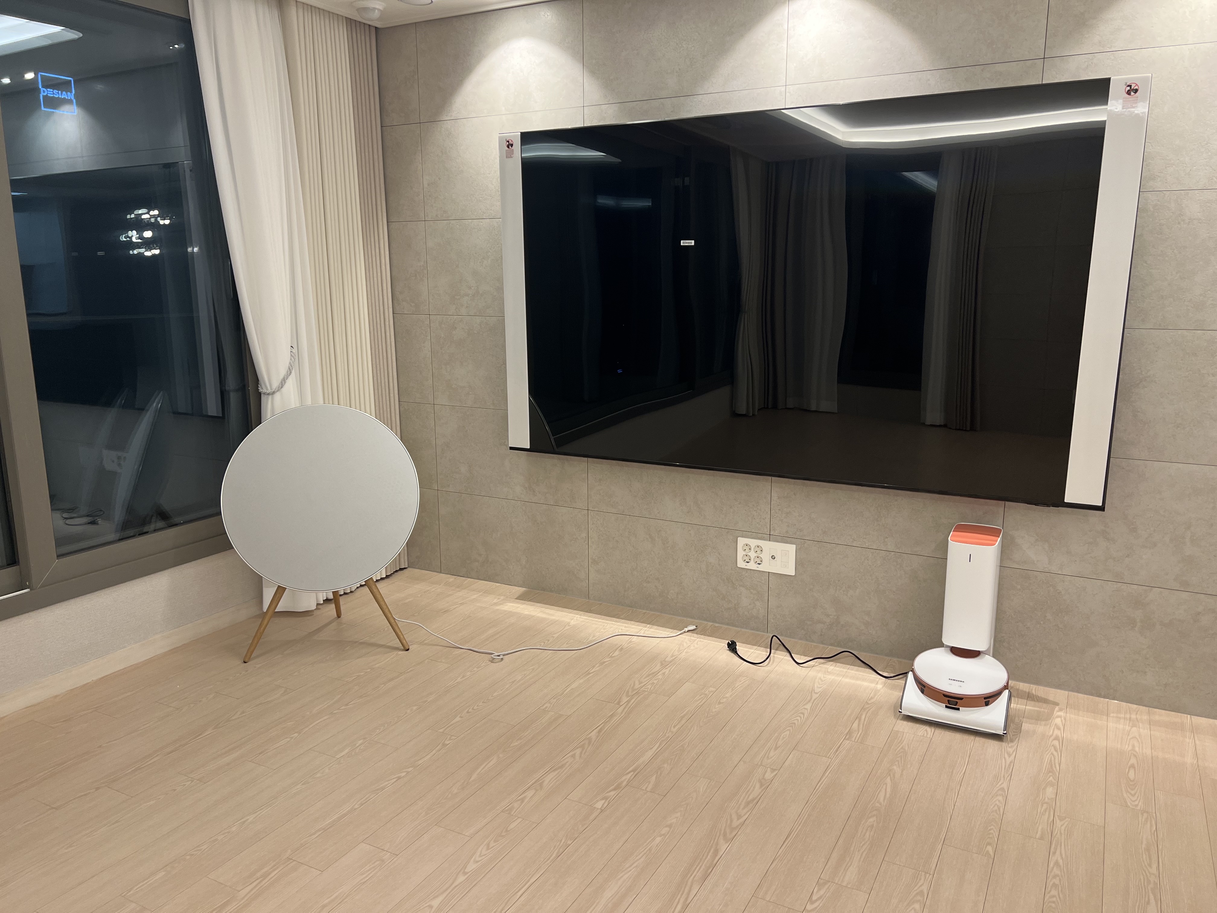 Bang & Olufsen Beoplay H95 Black, Bang & Olufsen Beoplay EX Lunar Red 착용 스타일 - 1
