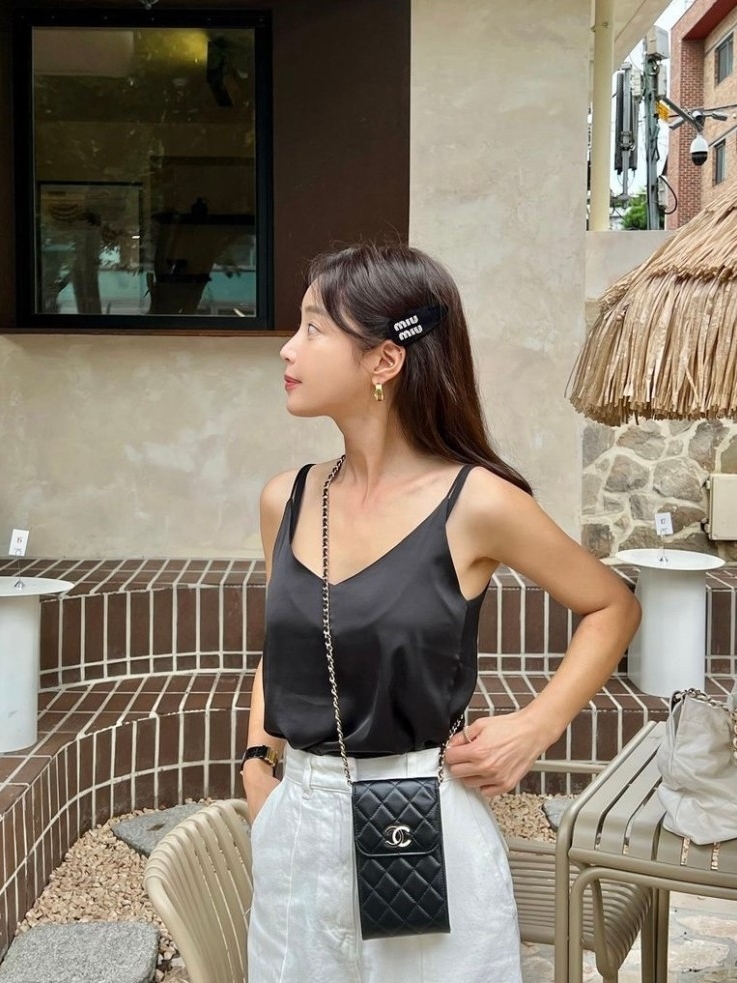(W) Miu Miu Patent Leather Hair Clip Black 착용 스타일