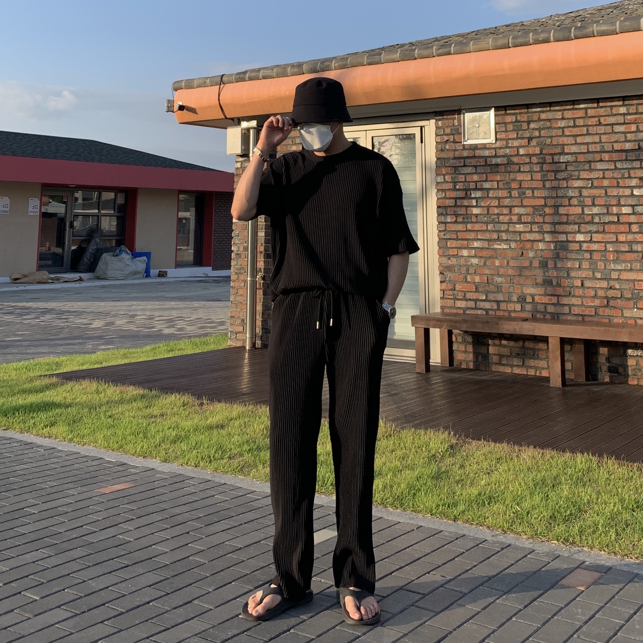 Oofos OOriginal Black 착용 스타일 - 1