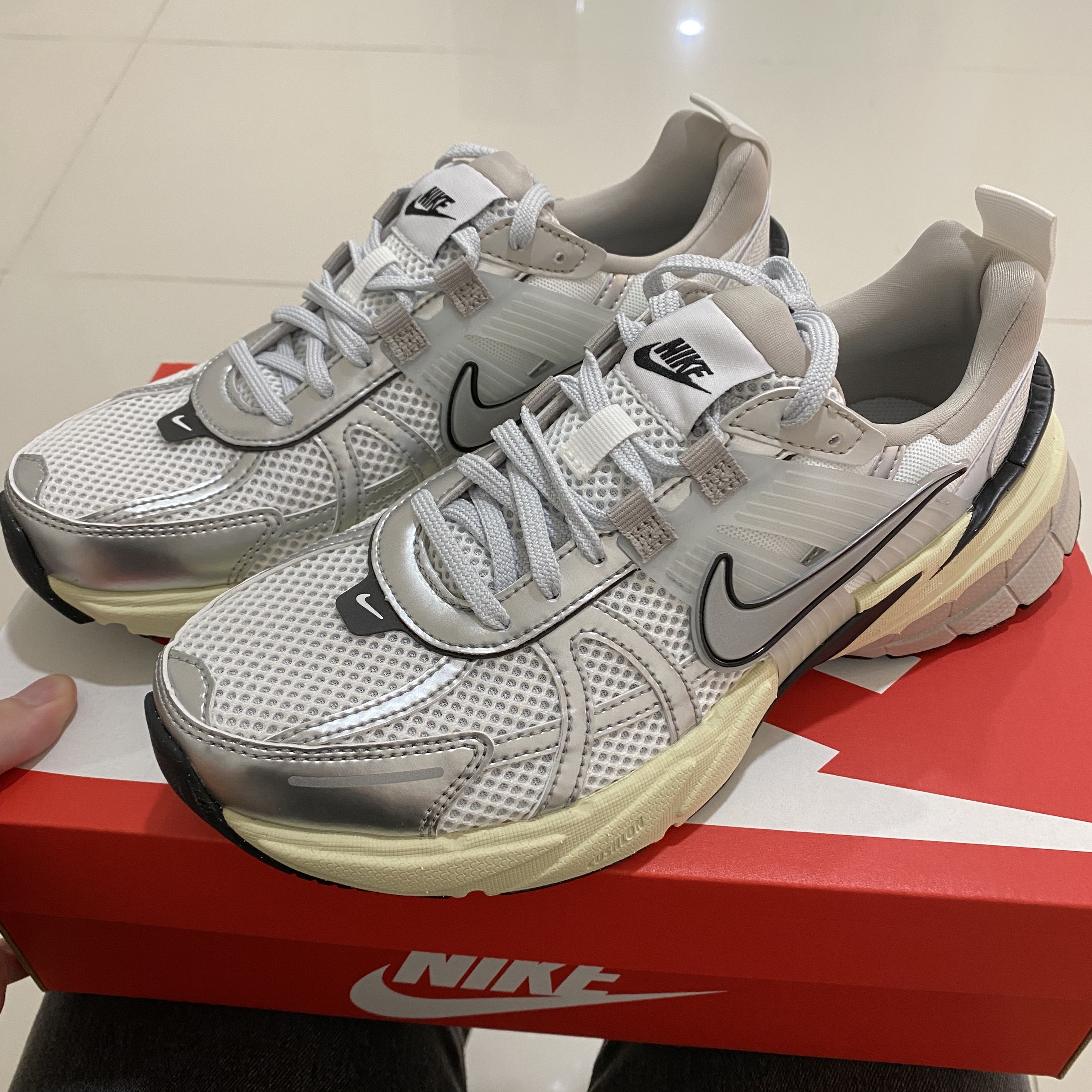 Nike V2K Run Summit White Metallic Silver 착용 스타일