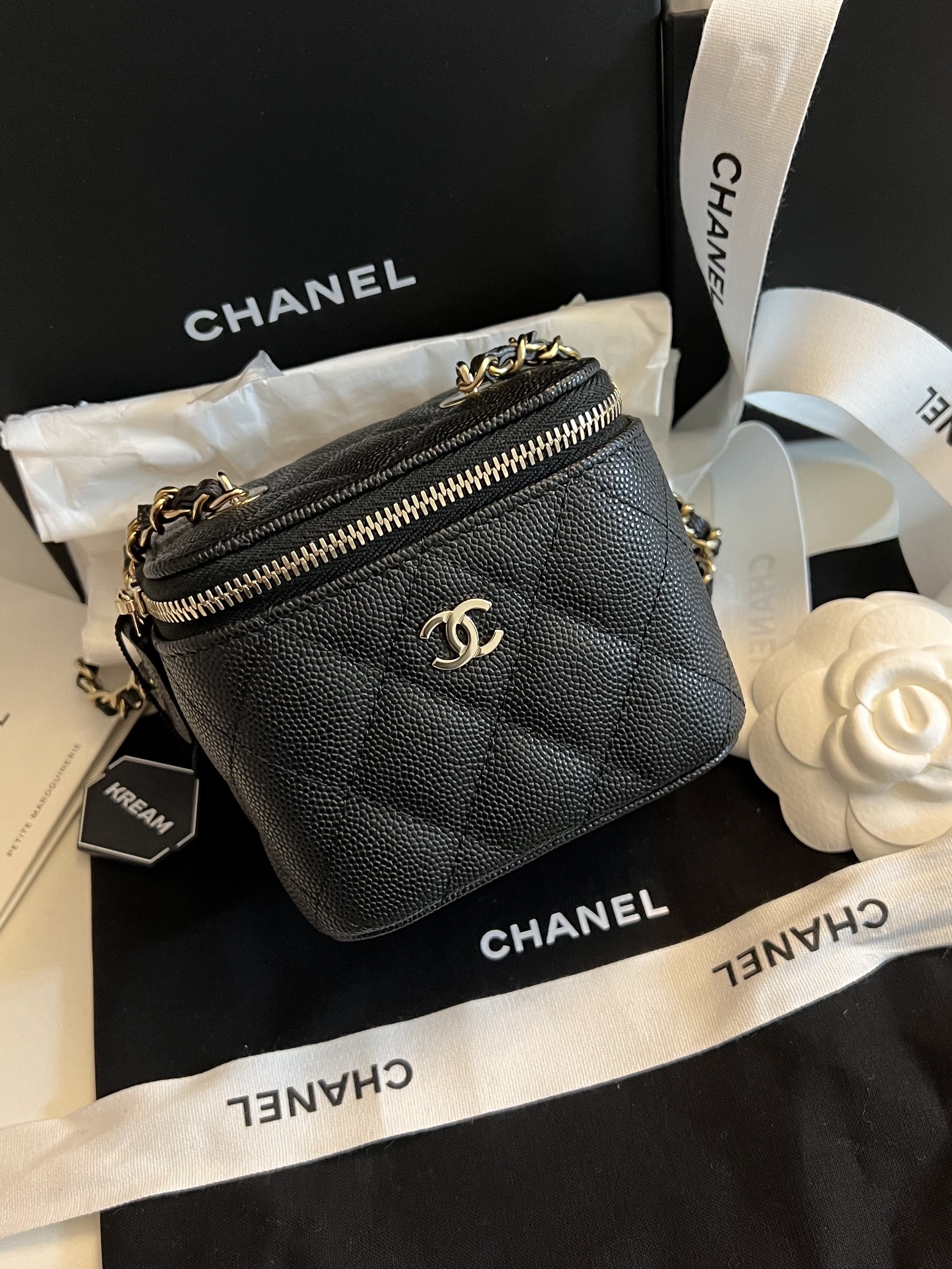 Chanel Small Classic Vanity with Chain Grained Calfskin & Gold Black (Inside Mirror) 착용 스타일
