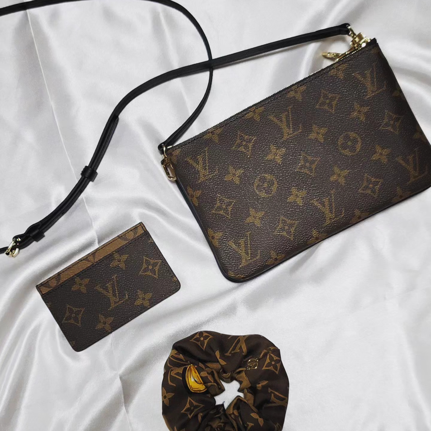 Louis Vuitton Double Zip Pochette Monogram, Louis Vuitton Card Holder Monogram and Monogram Reversed 착용 스타일 - 2