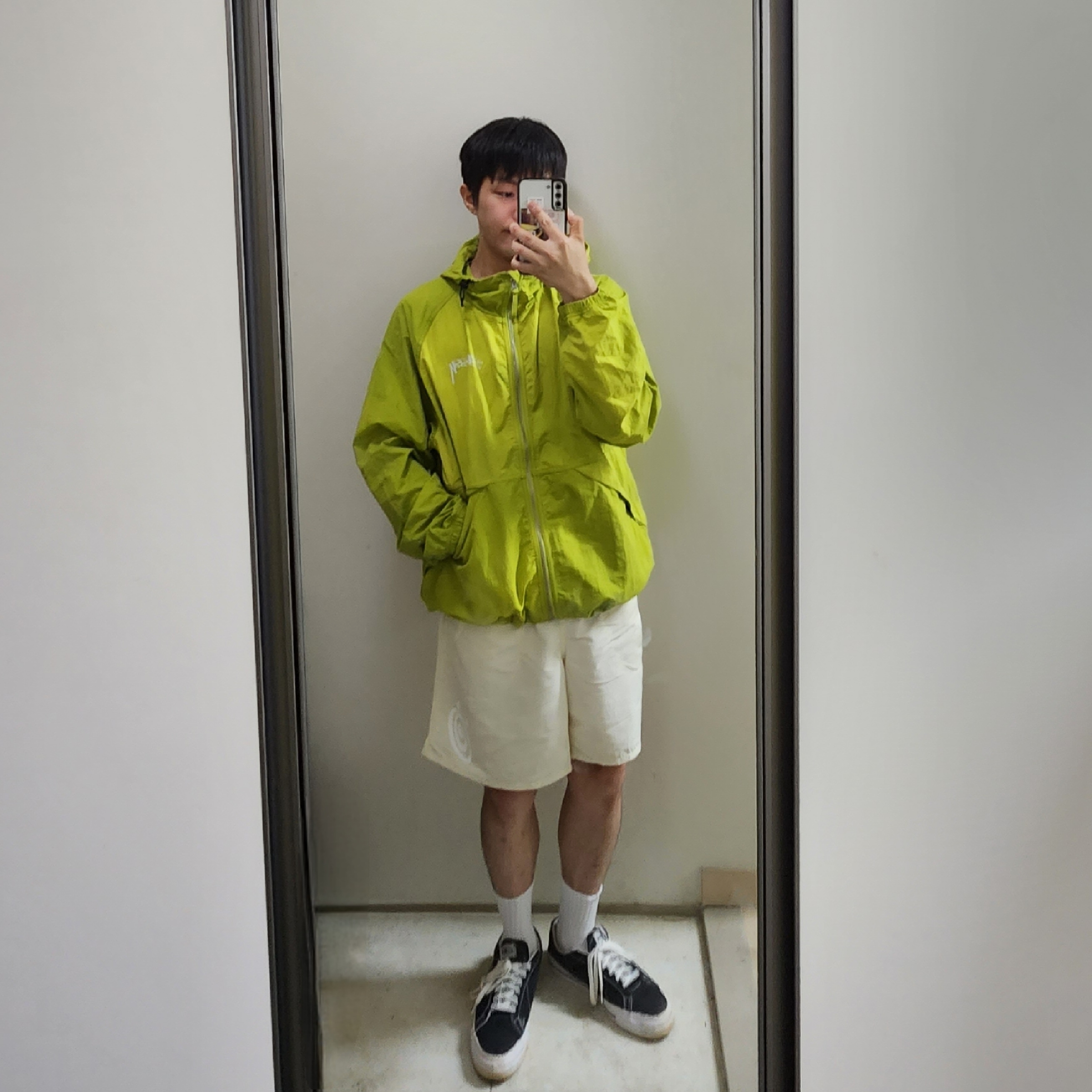 Stussy Wave Dye Beach Shell Jacket Slime, Stussy Curly S Water Shorts Cream 착용 스타일