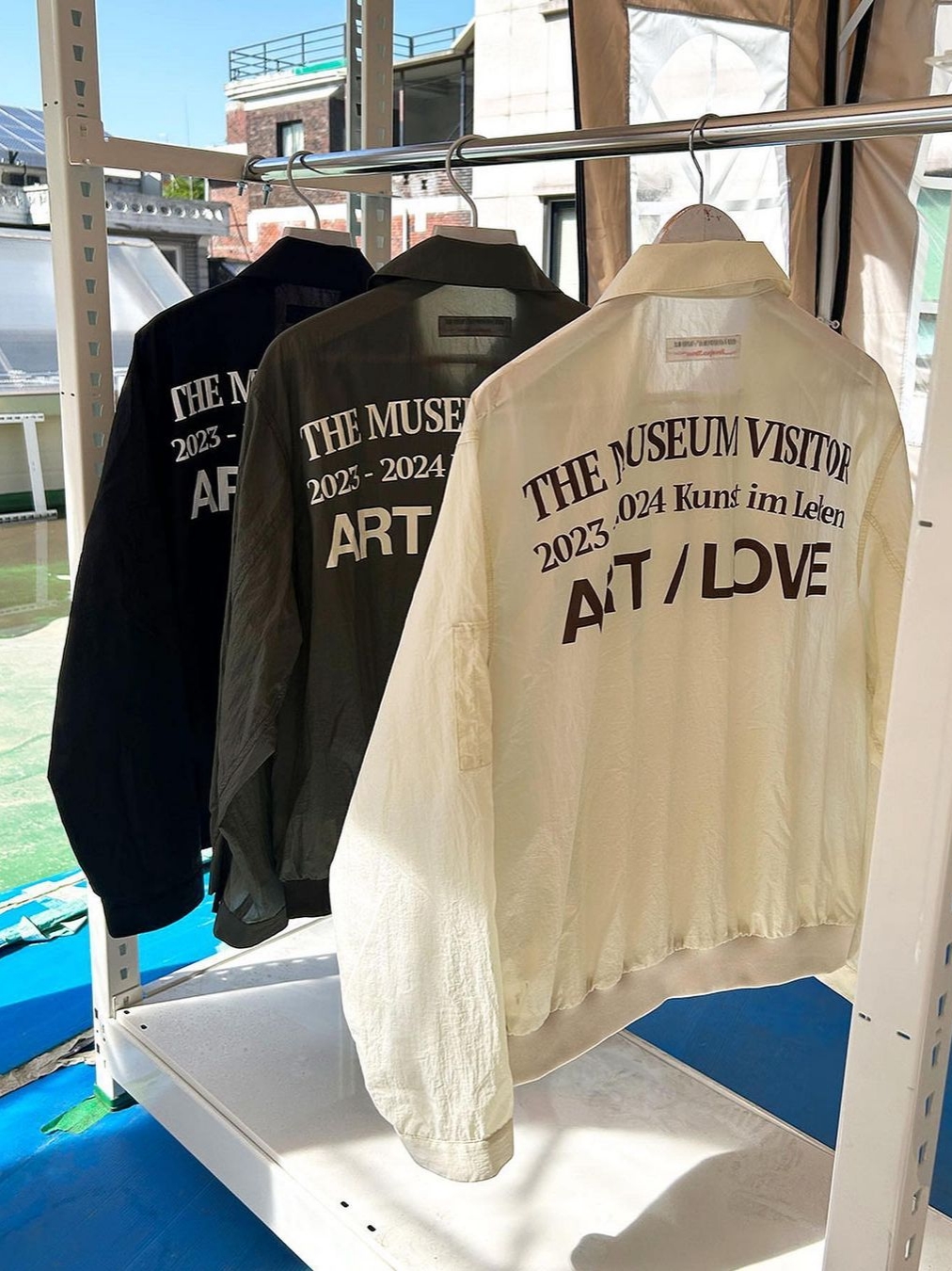 The Museum Visitor 2023 - 2024 Art Love Curved Zipper Windbreaker Black 착용 스타일 - 4