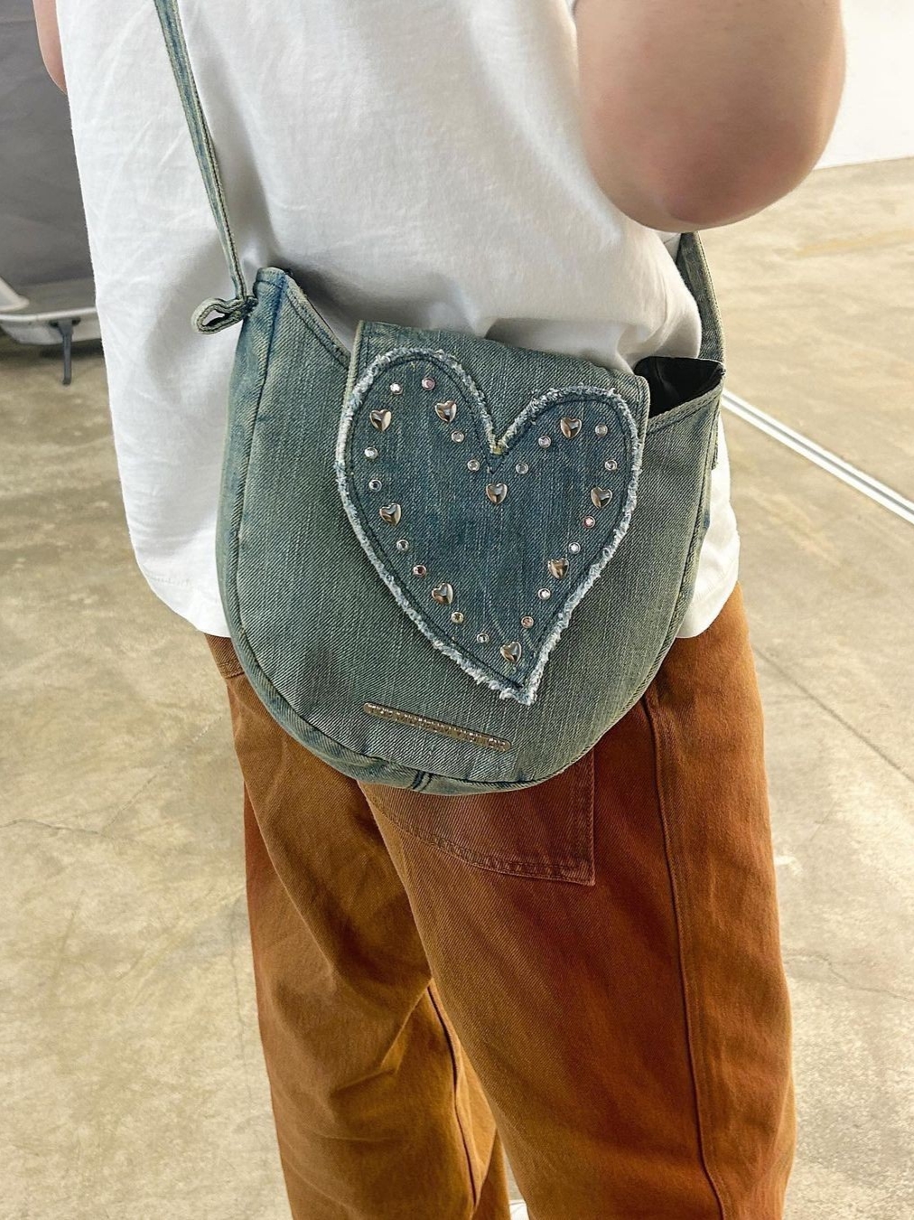 The Museum Visitor Heart Gem Denim Cross Bag 착용 스타일 - 2