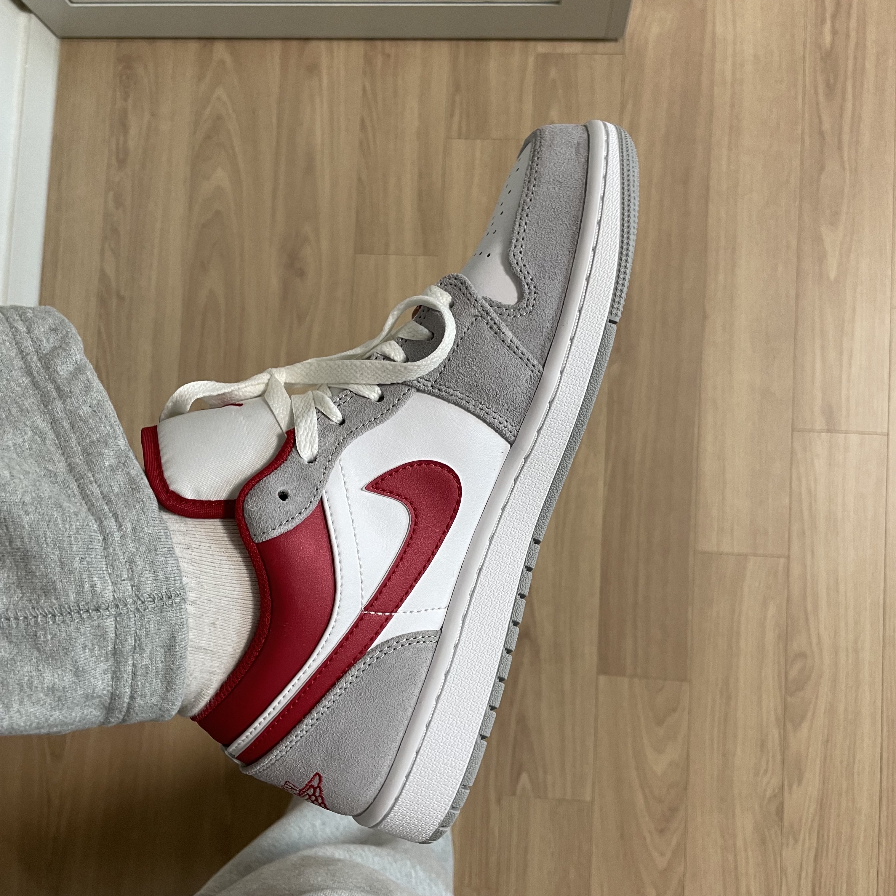Jordan 1 Low SE Light Smoke Grey Gym Red 착용 스타일 - 3