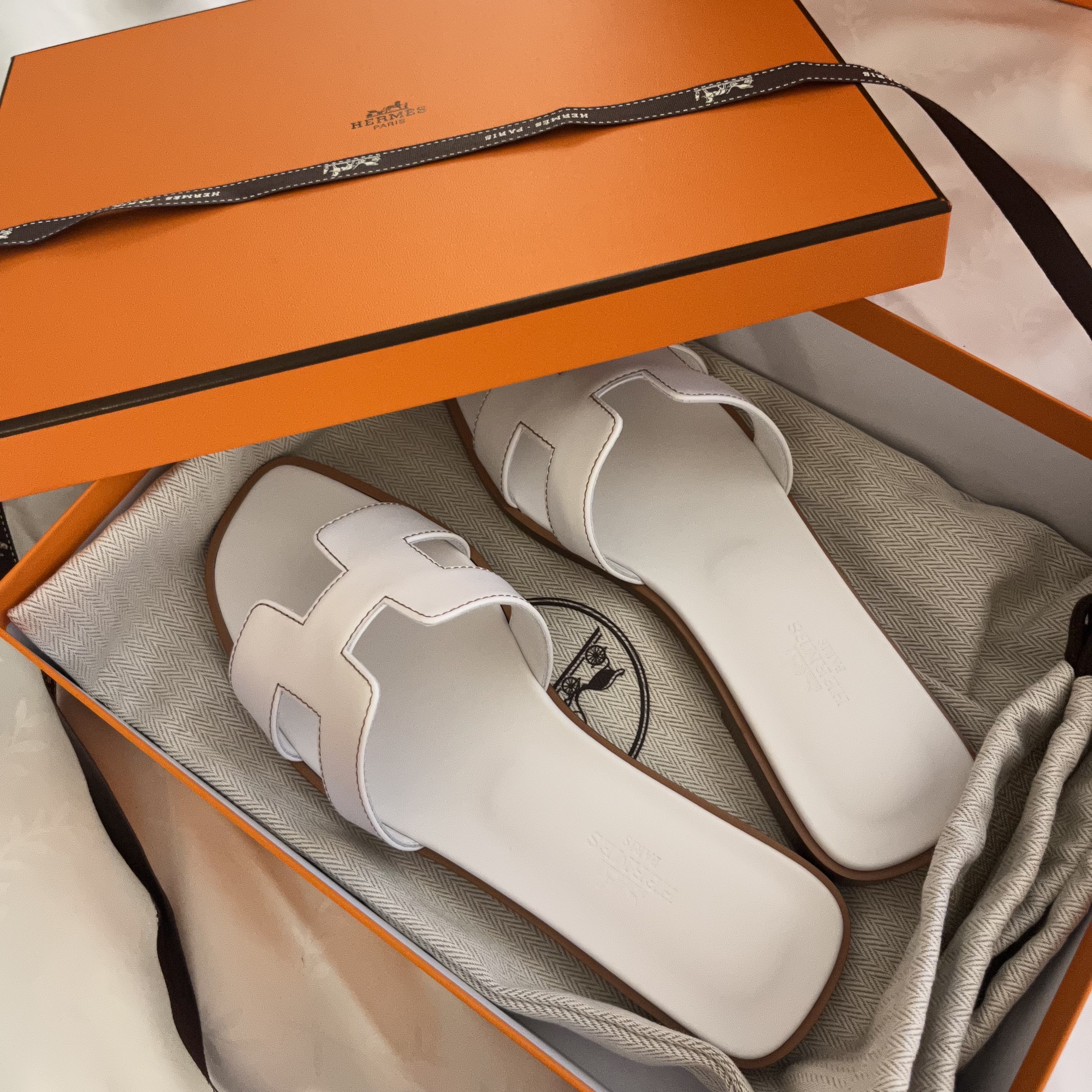 (W) Hermes Oran Sandal Calfskin & Blanc Piqures Havane 착용 스타일 - 1