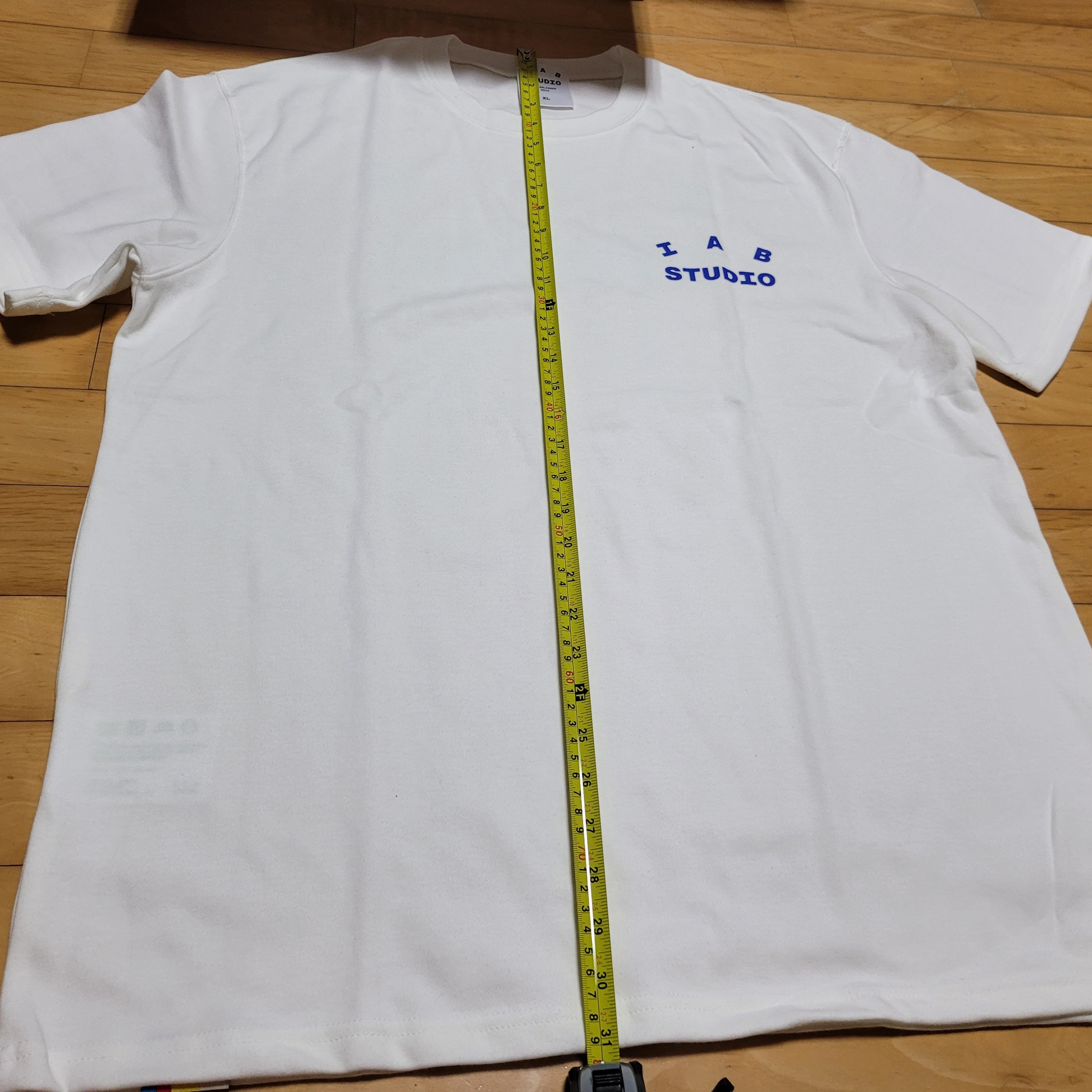 IAB Studio 10th Anniversary T-Shirts Pack White & Black (2 Pack) 착용 스타일 - 4