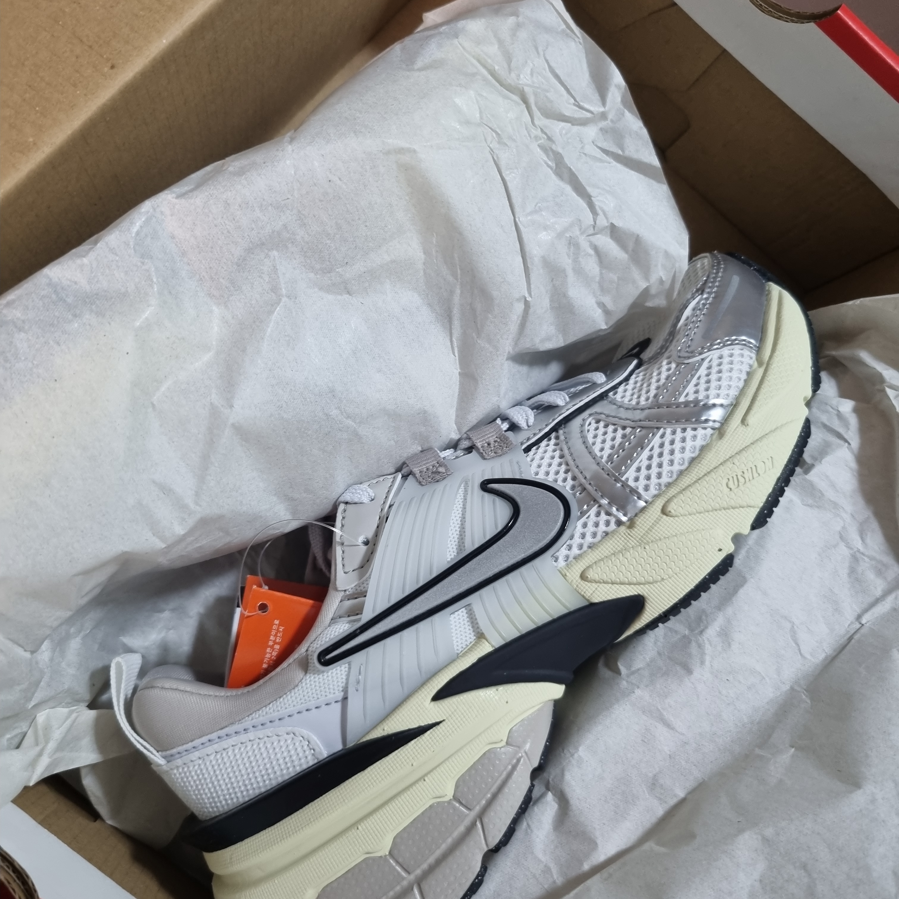 Nike V2K Run Summit White Metallic Silver 착용 스타일 - 2