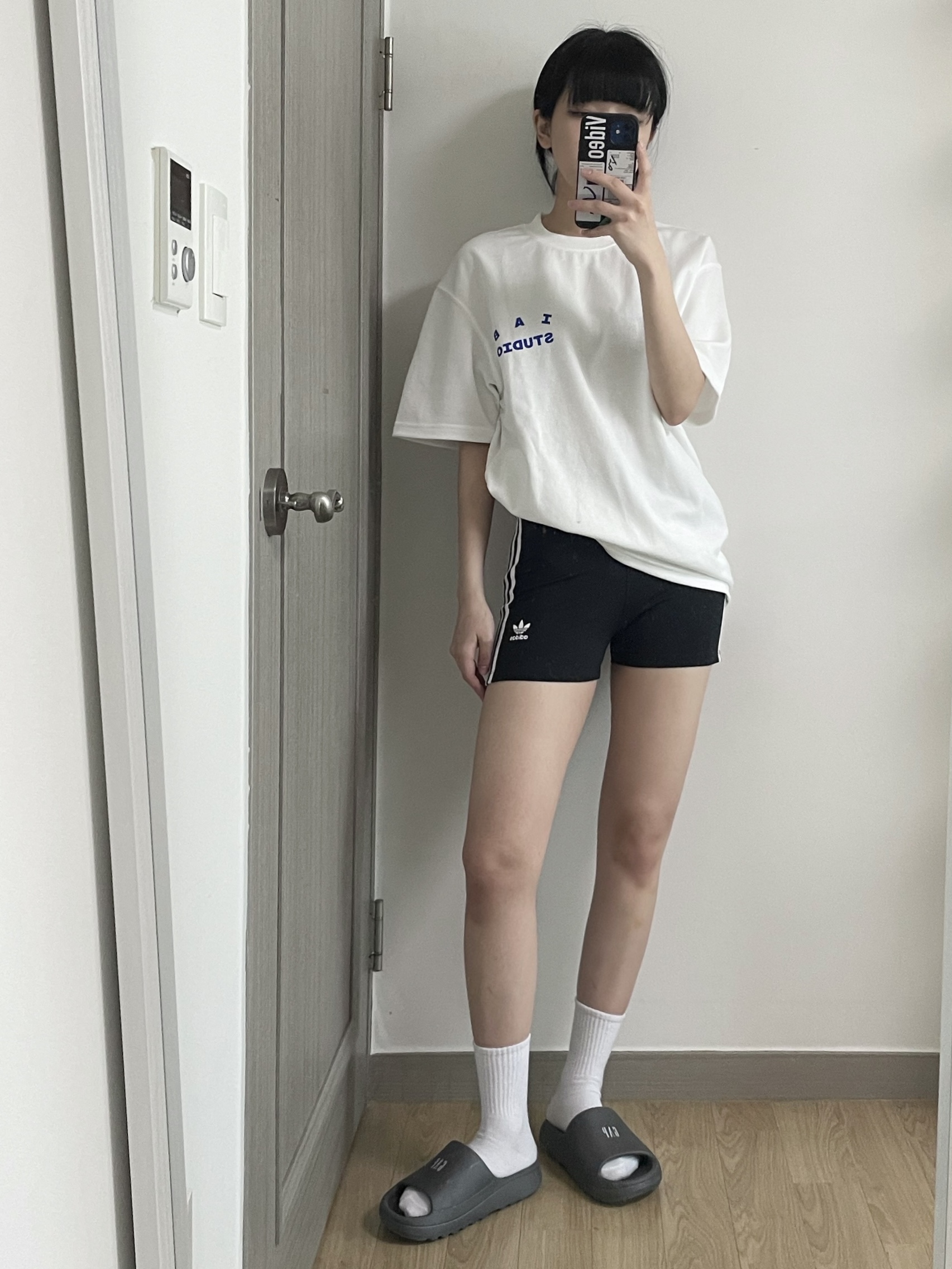 IAB Studio 10th Anniversary T-Shirts Pack White & Black (2 Pack), IAB Studio 10th Anniversary T-Shirt Black 착용 스타일 - 2
