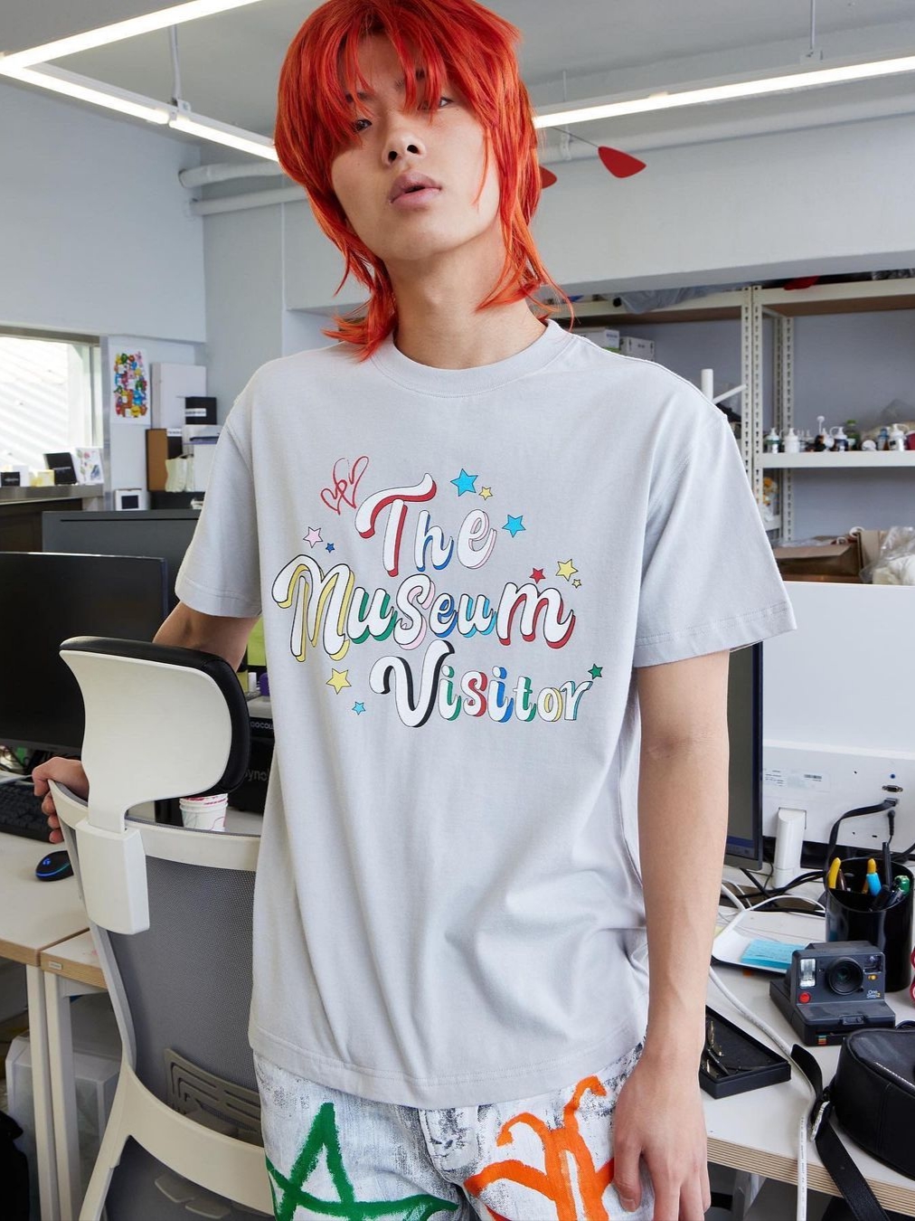 The Museum Visitor Party Glitter Logo T-Shirts Light Grey 착용 스타일