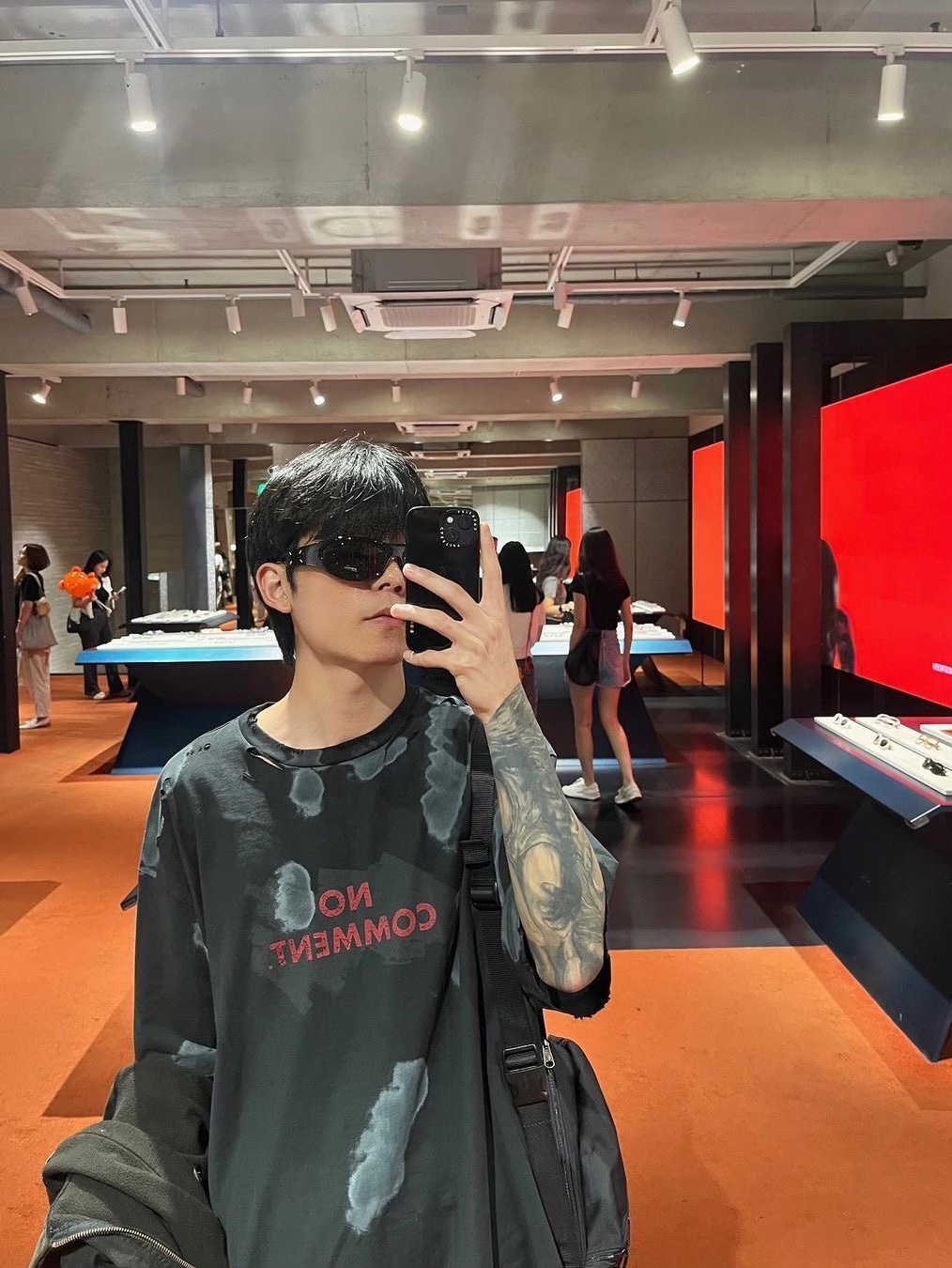 Nos Couleurs No Comment T-Shirt Black 착용 스타일