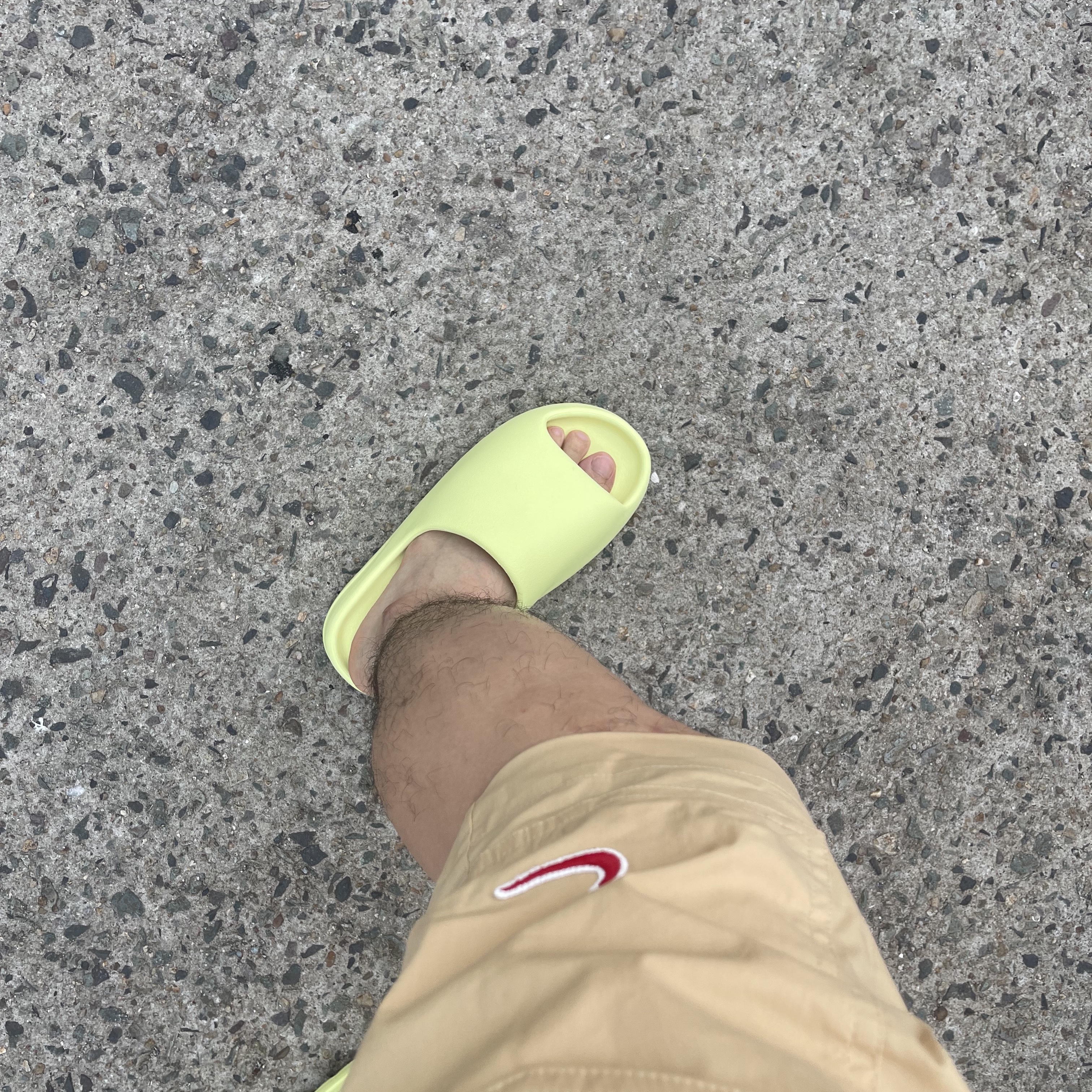 Adidas Yeezy Slide Glow Green 2022/2023 착용 스타일 - 1