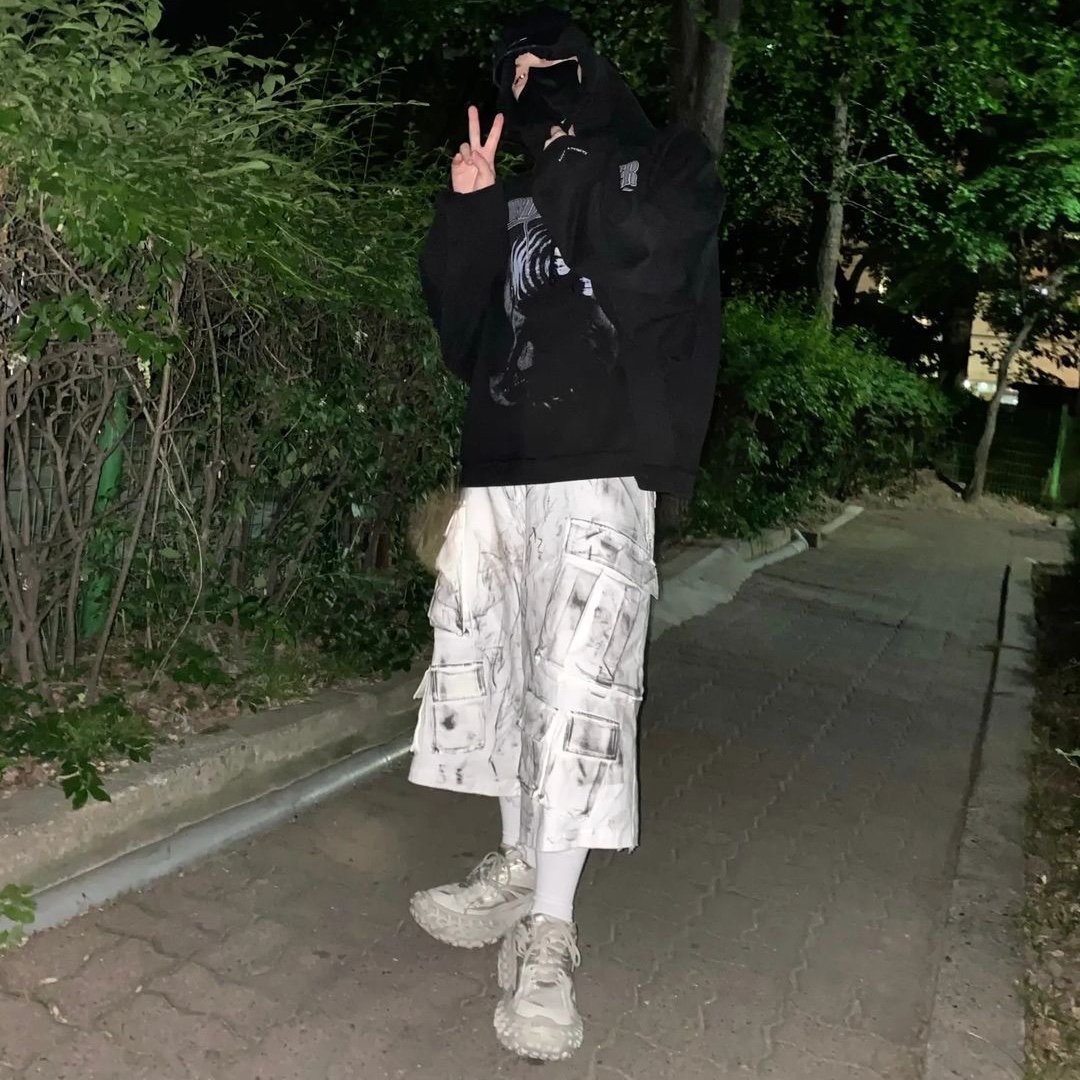 Nos Couleurs Distressed Cargo Shorts White 착용 스타일 - 1