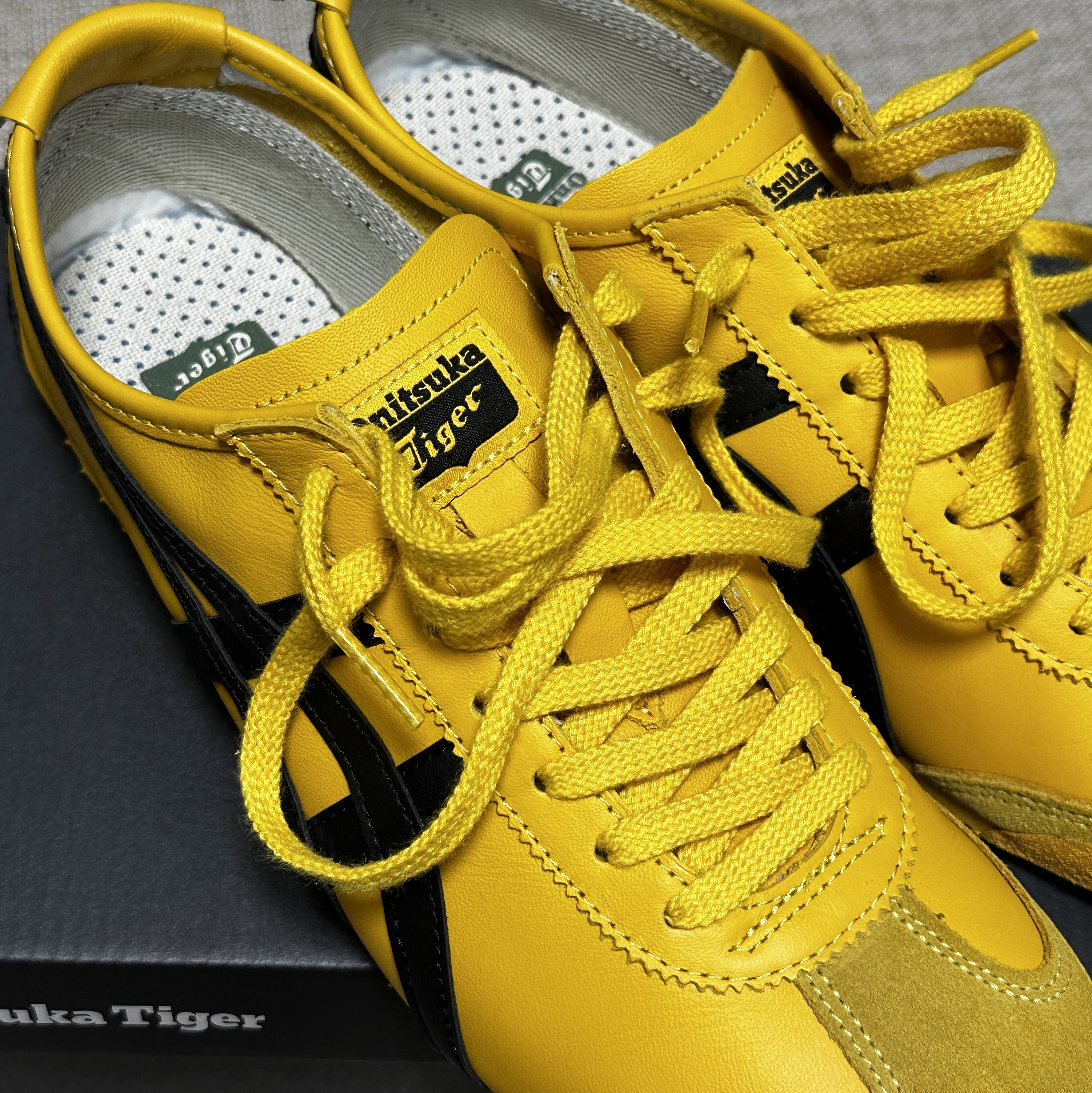 Onitsuka Tiger Mexico 66 Yellow Black 착용 스타일 - 2