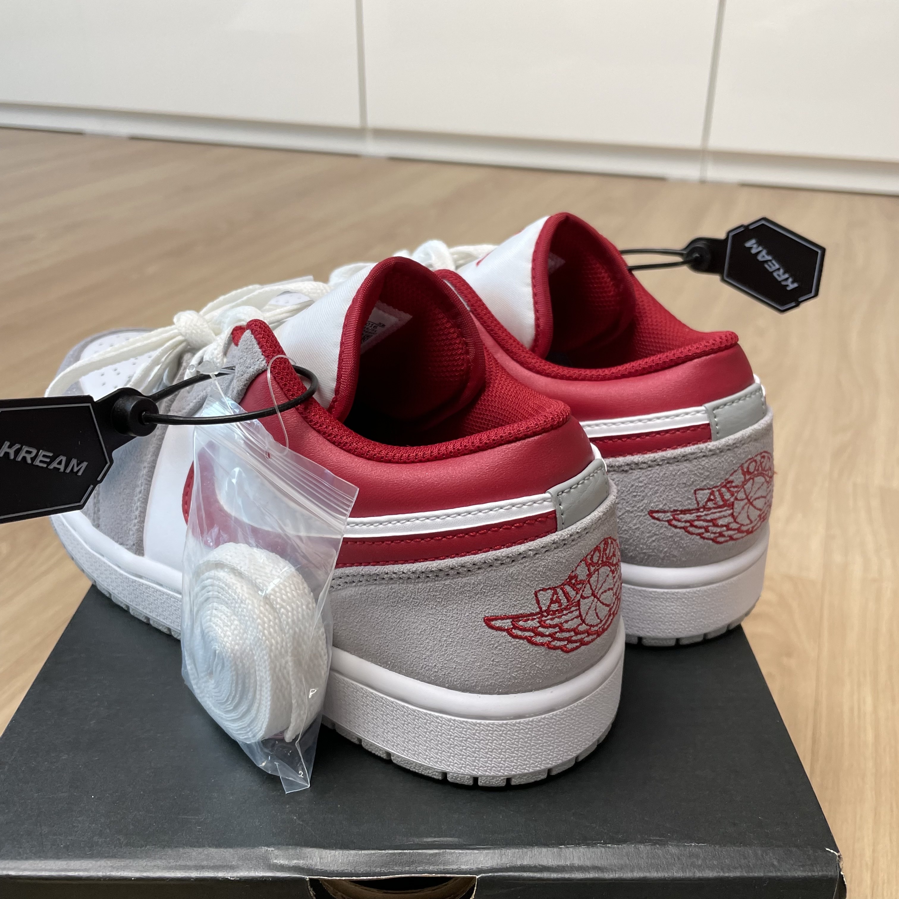 Jordan 1 Low SE Light Smoke Grey Gym Red 착용 스타일 - 2