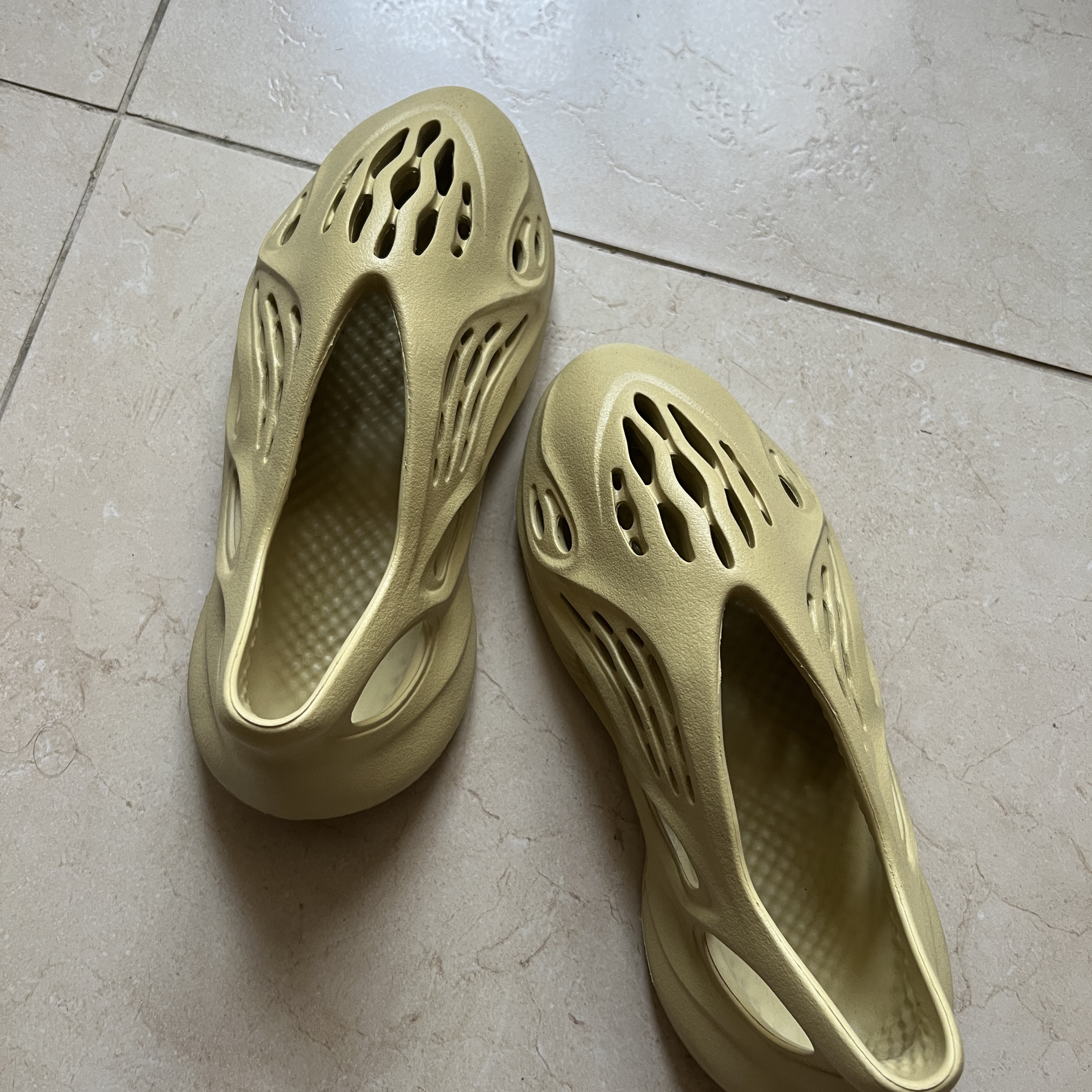 Adidas Yeezy Foam RNNR Sulfur 착용 스타일 - 1