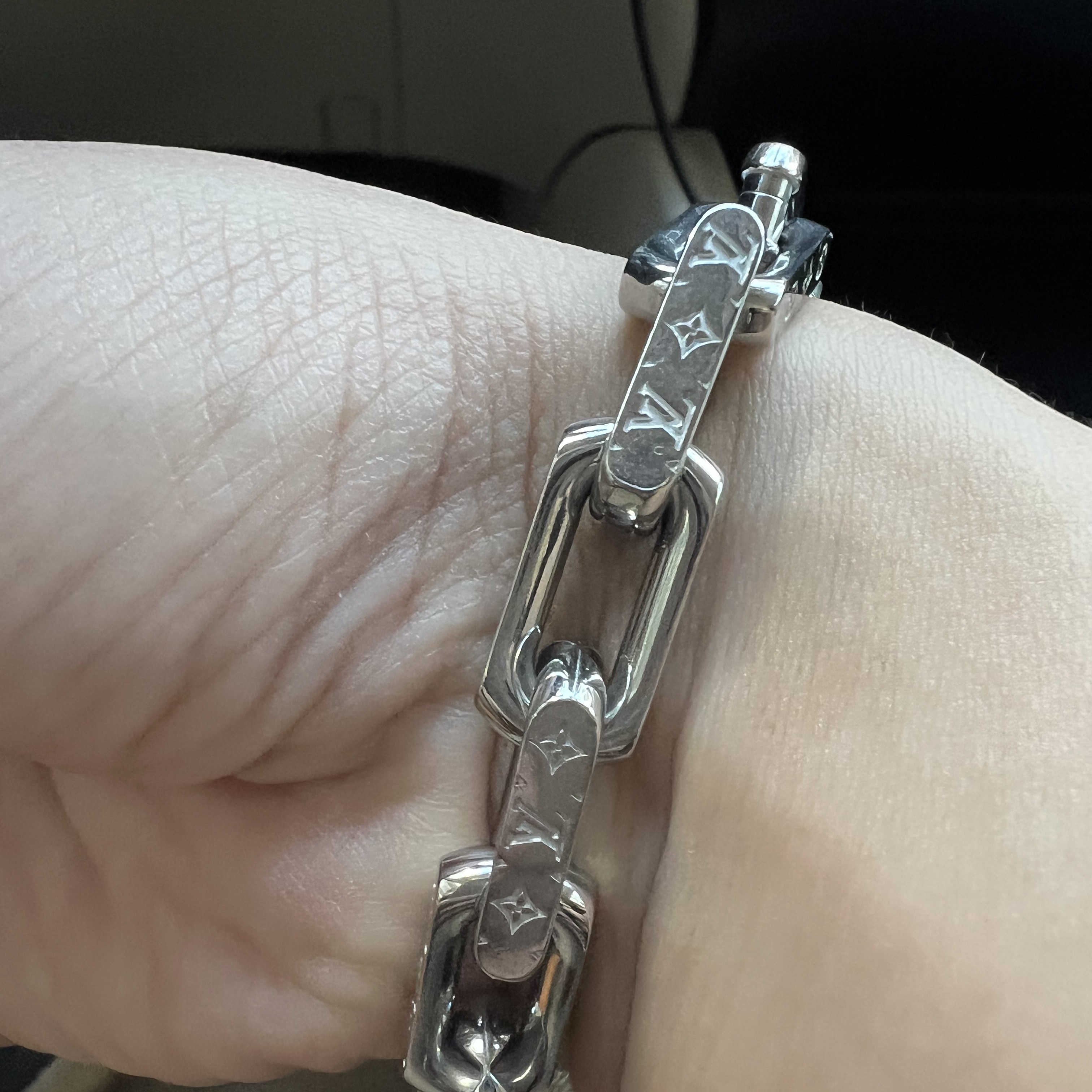 Louis Vuitton Monogram Chain Bracelet Silver 착용 스타일 - 3