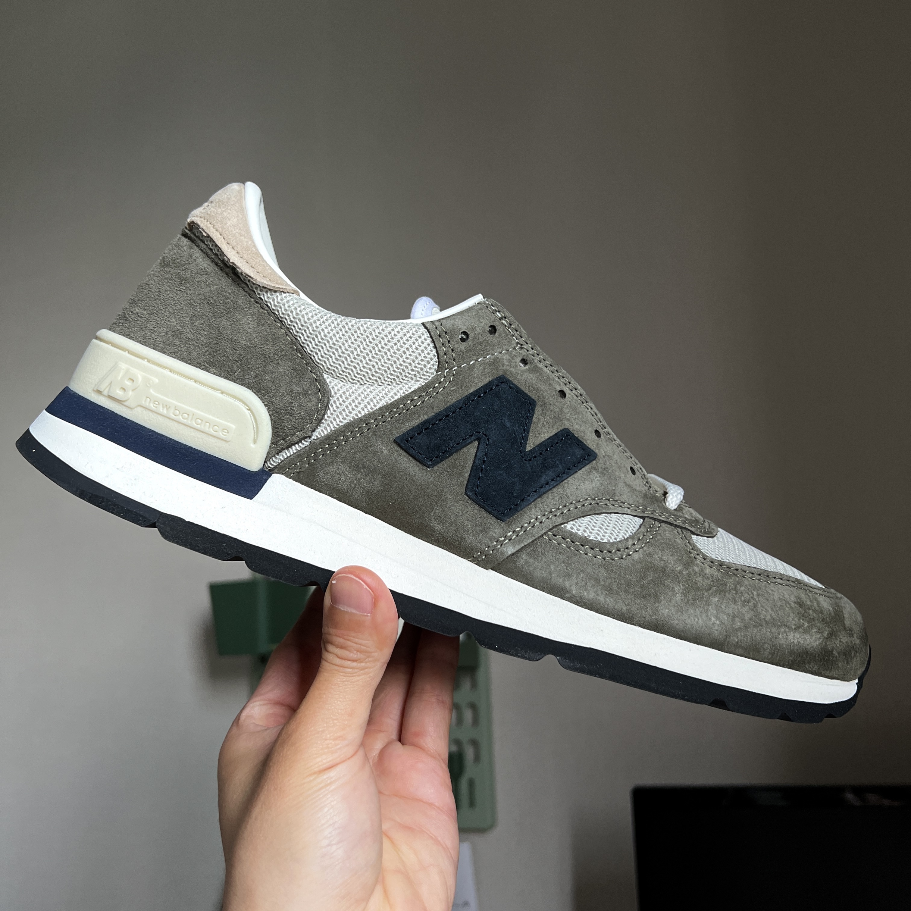 New Balance 990v1 Made in USA Olive 착용 스타일
