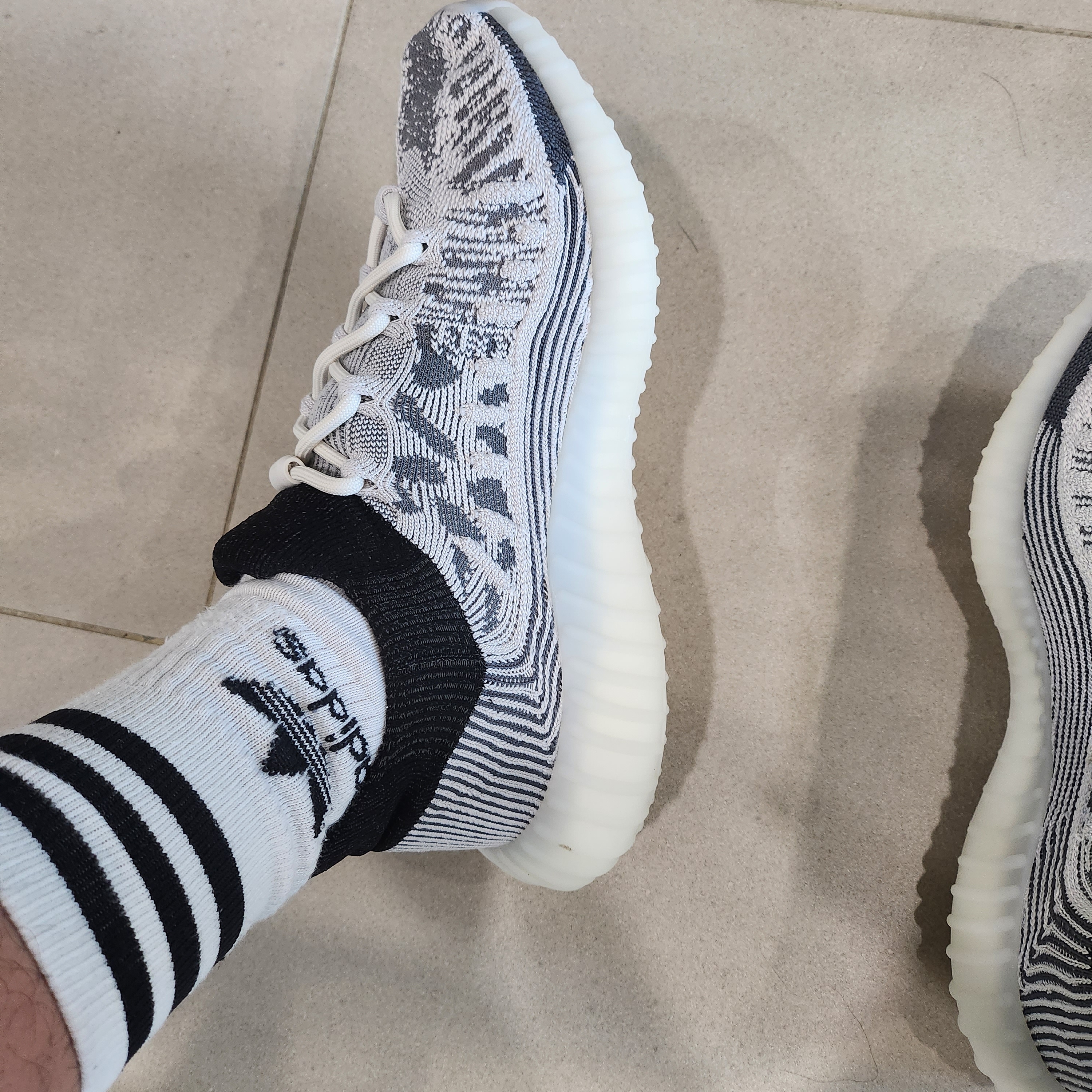 Adidas Yeezy 350 V2 CMPCT Slate White 착용 스타일 - 2