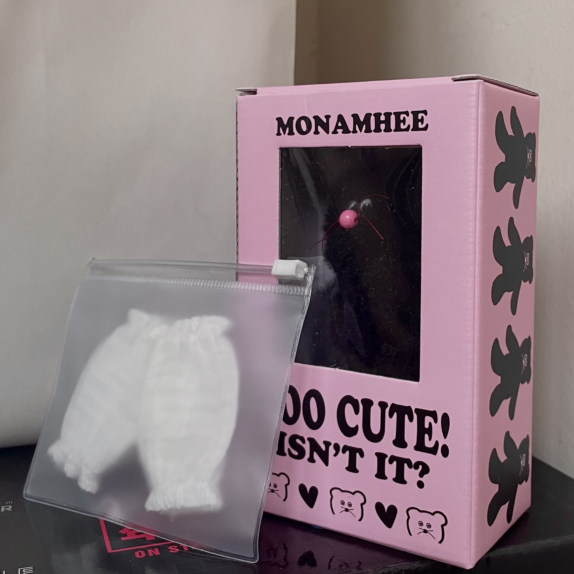 [KREAM 단독] Monamhee Beulpingi Keyring with White Pants Black 착용 스타일