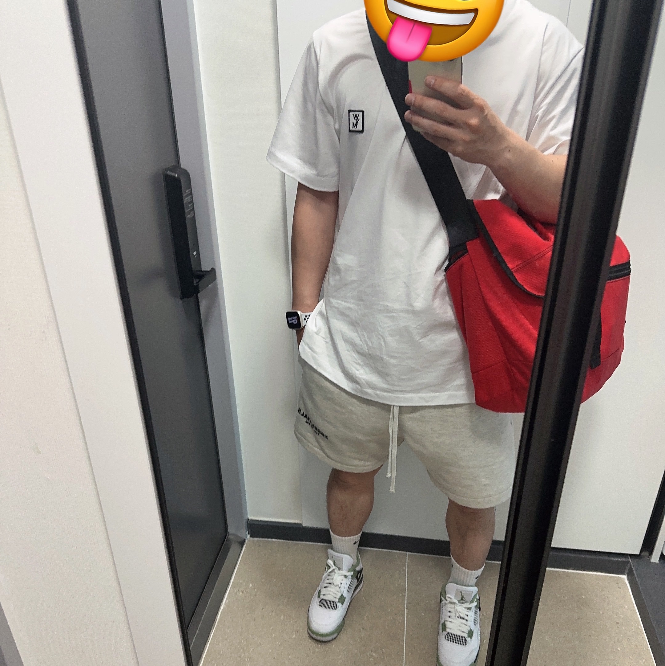 Essentials The Core Collection Sweatshorts Light Oatmeal, (W) Jordan 4 Retro Oil Green 착용 스타일