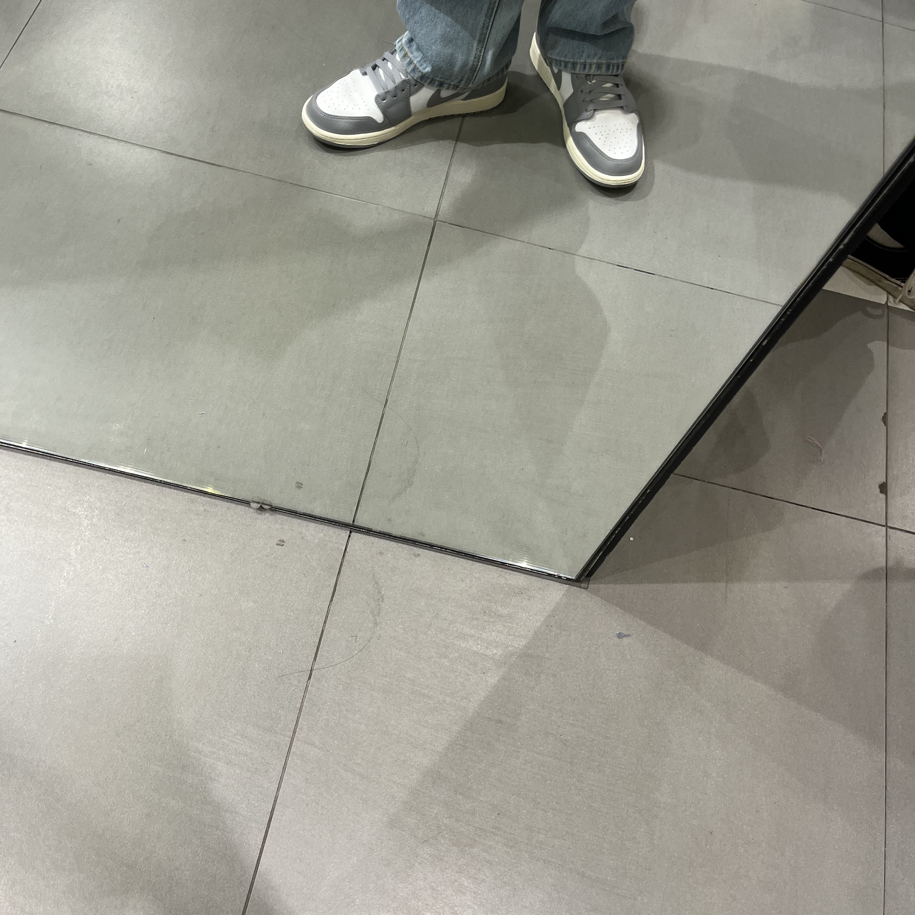 Jordan 1 Low Stealth and White 착용 스타일 - 1