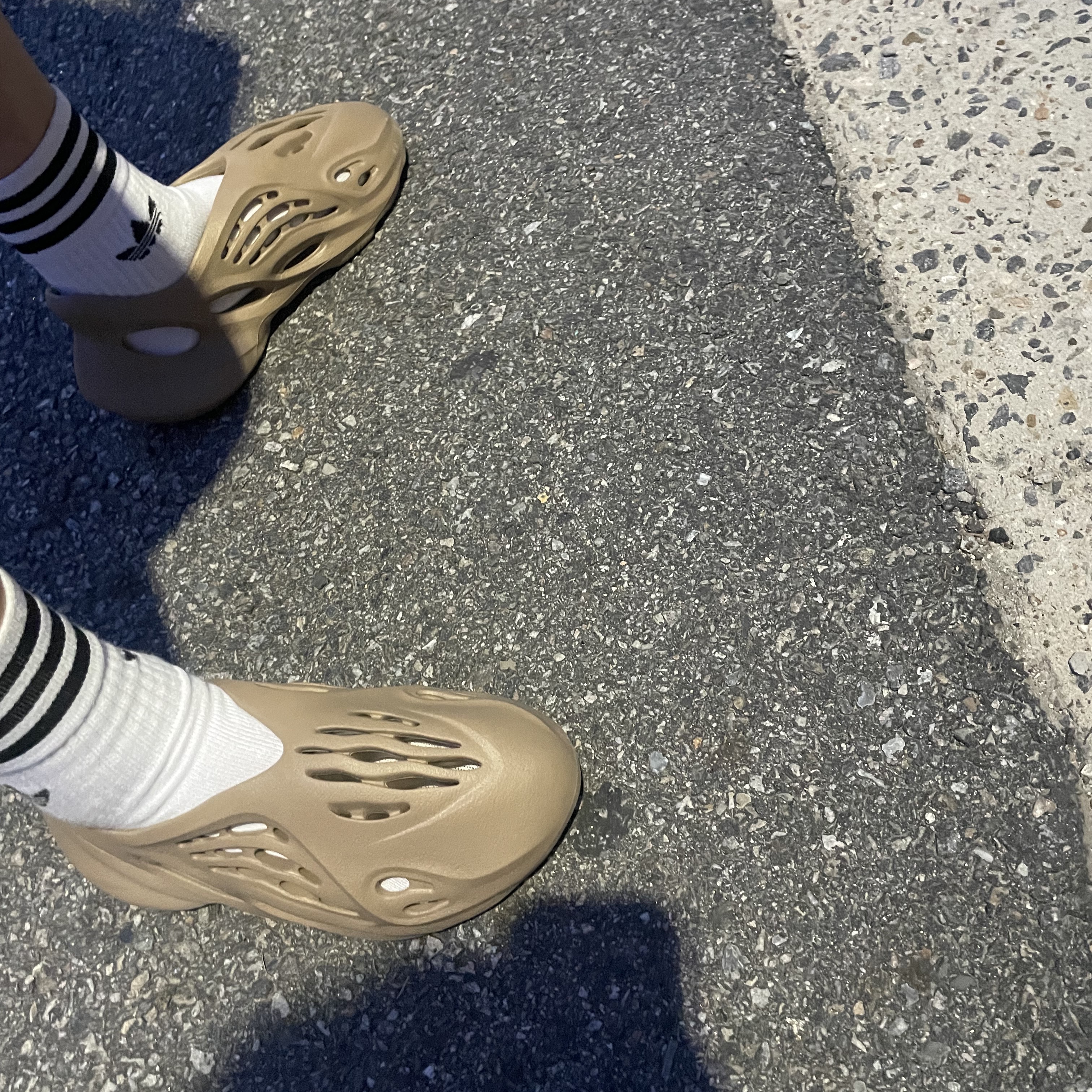 Adidas Yeezy Foam RNNR Clay Taupe 착용 스타일